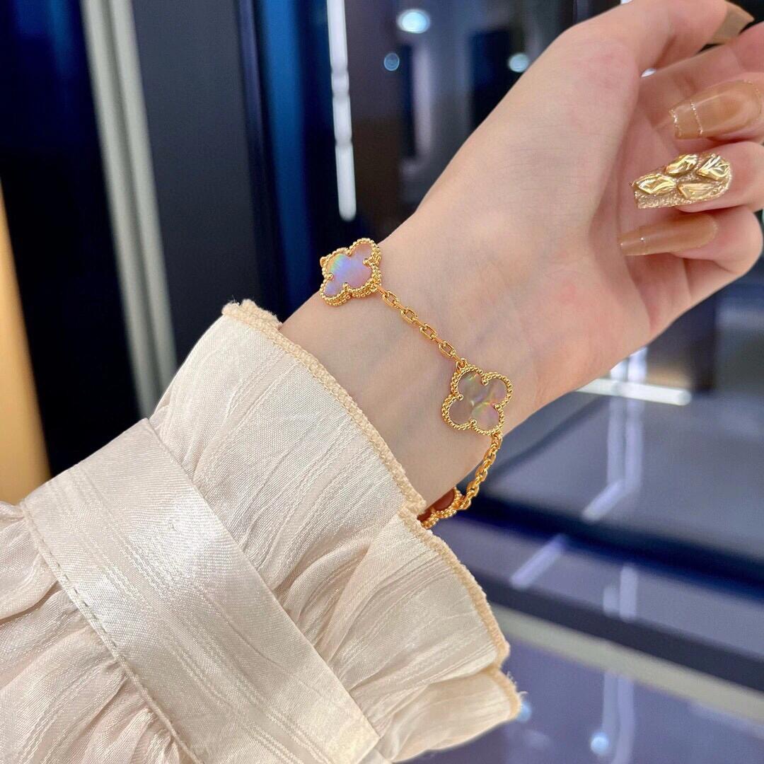 Bracciale Van Cleef Arpels Alhambra Oro rosa con madreperla bianca e rosa 18 cm