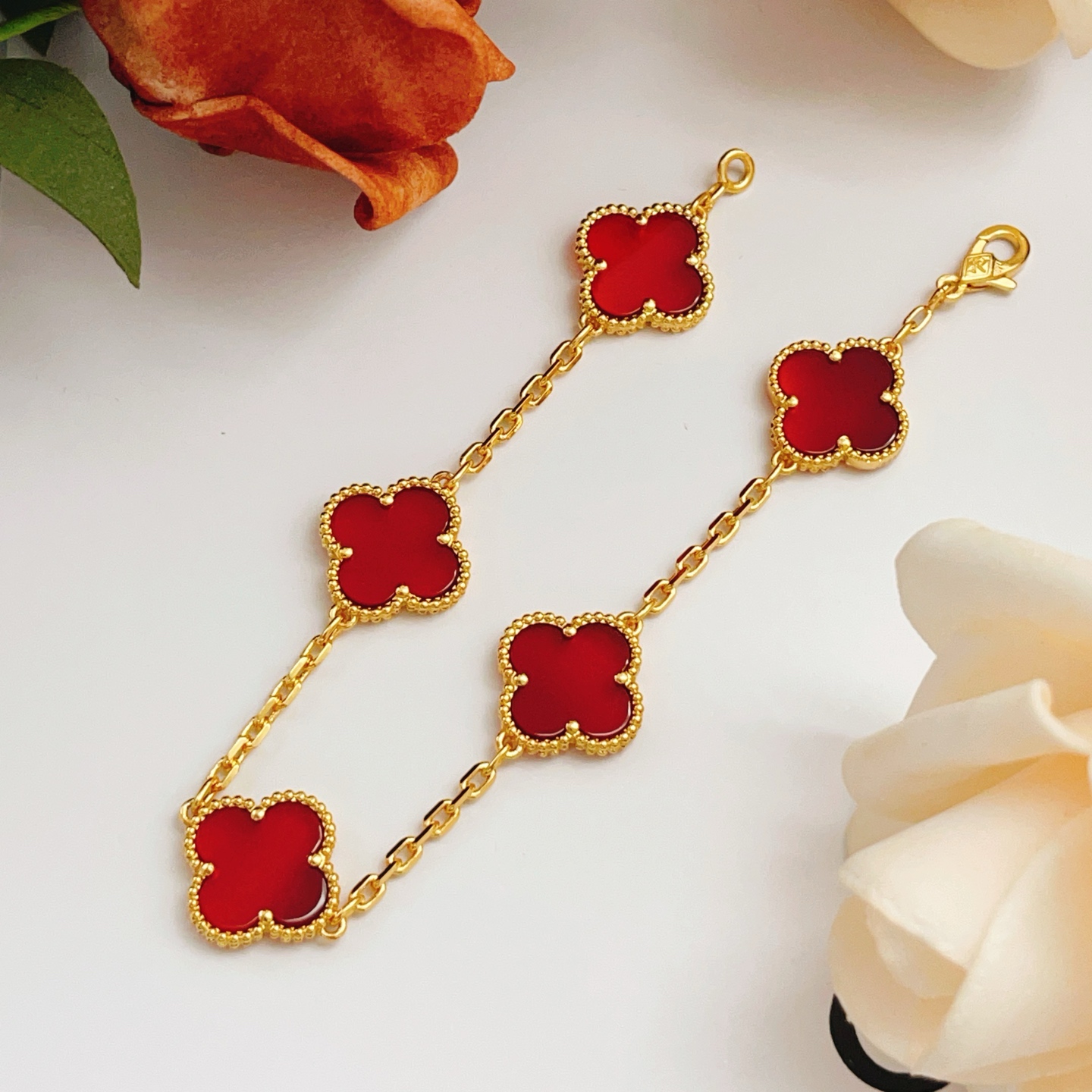 Bracciale Van Cleef Arpels Alhambra Oro giallo con motivi di trifoglio di corniola rossa 18 cm