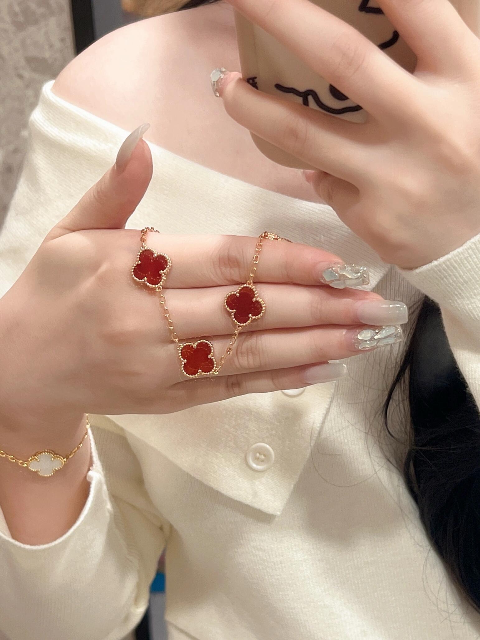 Collana Van Cleef Arpels Alhambra in oro giallo 18 carati con corniola rossa 42 cm