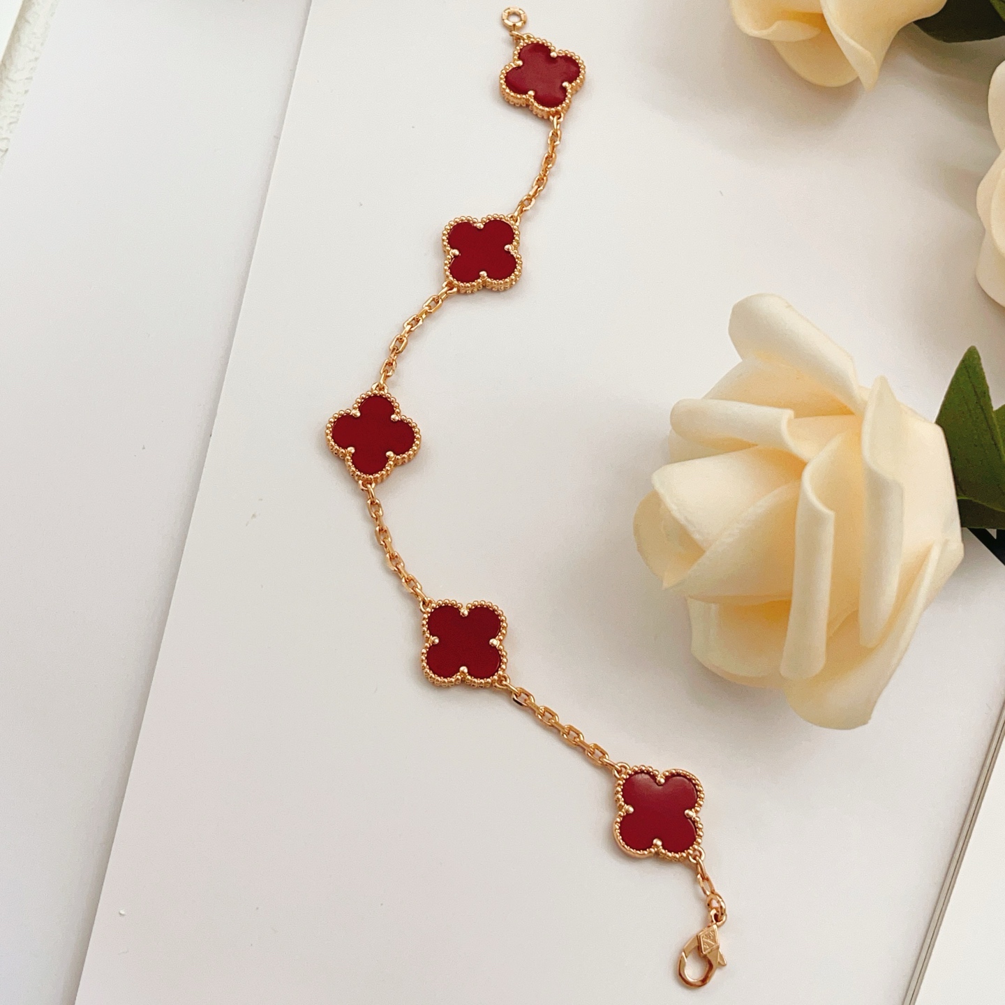 Bracciale Van Cleef Arpels Alhambra Metallo oro rosa con motivi di trifoglio di corniola rosso intenso 18 cm