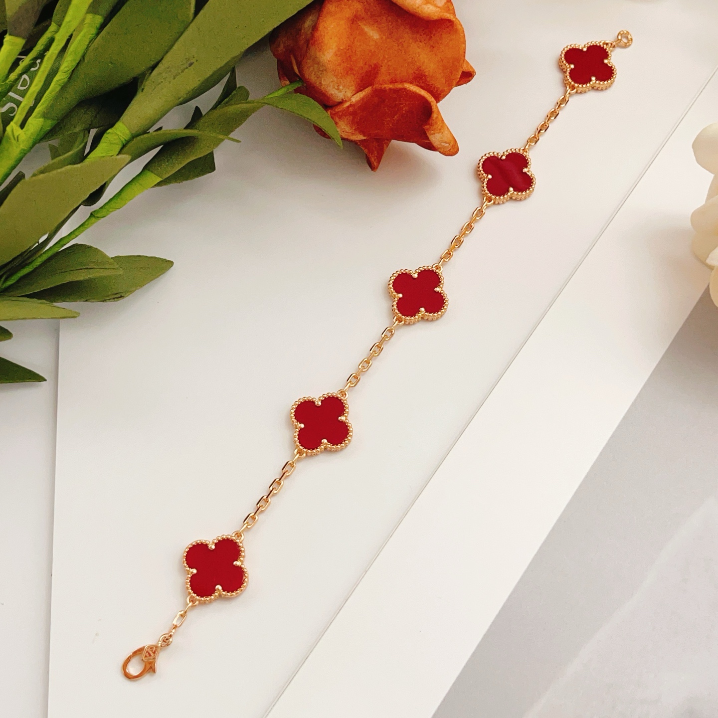 Bracciale Van Cleef Arpels Alhambra Metallo oro rosa con motivi di trifoglio di corniola rosso intenso 18 cm