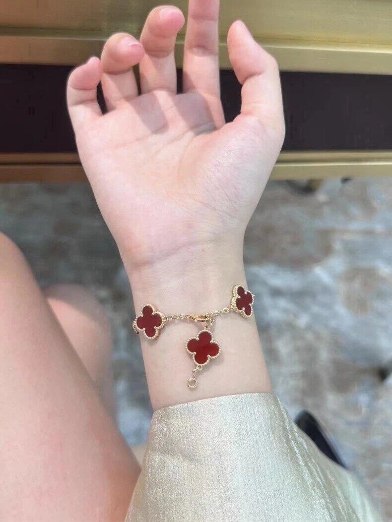 Collana Van Cleef Arpels Alhambra in oro giallo 18 carati con corniola rossa 42 cm