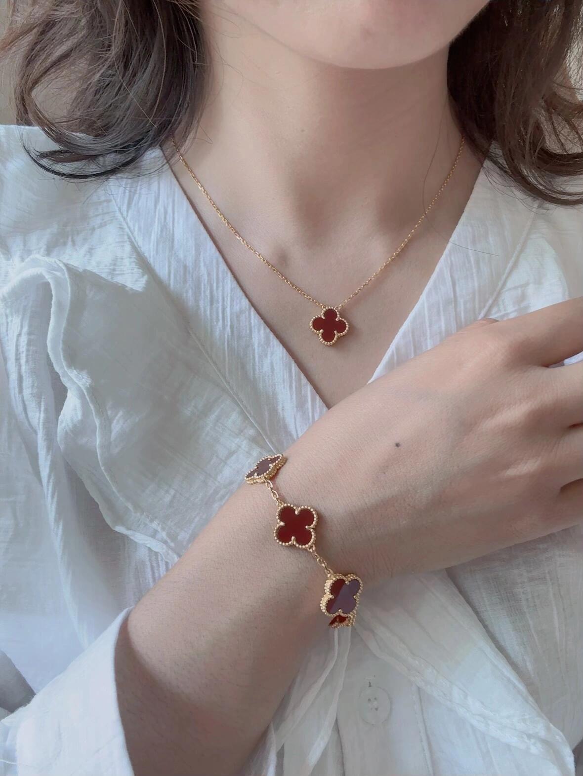 Bracciale Van Cleef Arpels Alhambra Metallo oro rosa con motivi di trifoglio di corniola rosso intenso 18 cm