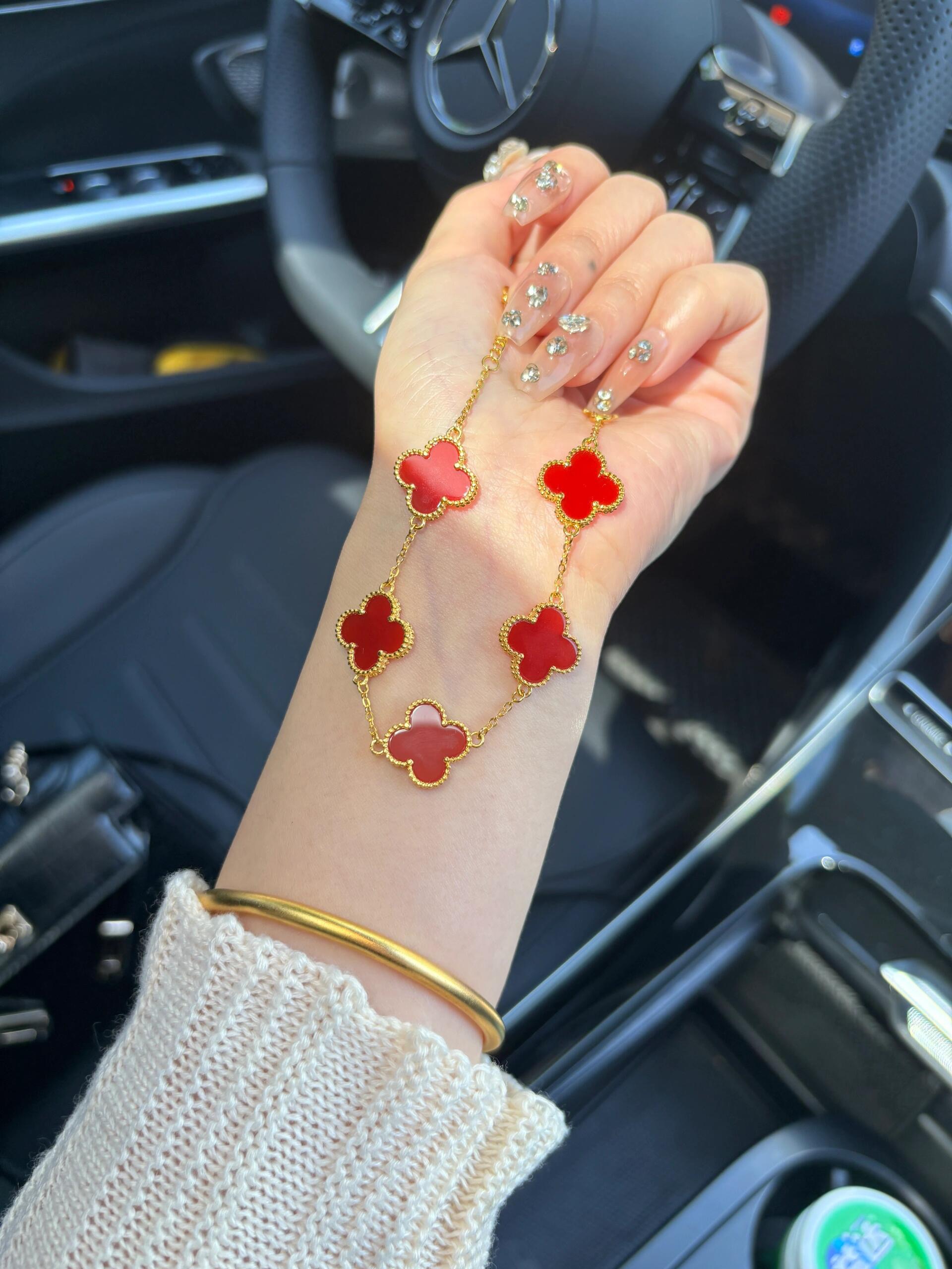 Pulsera Van Cleef Arpels Alhambra de oro amarillo con motivos de trébol rojo cornalina 19cm