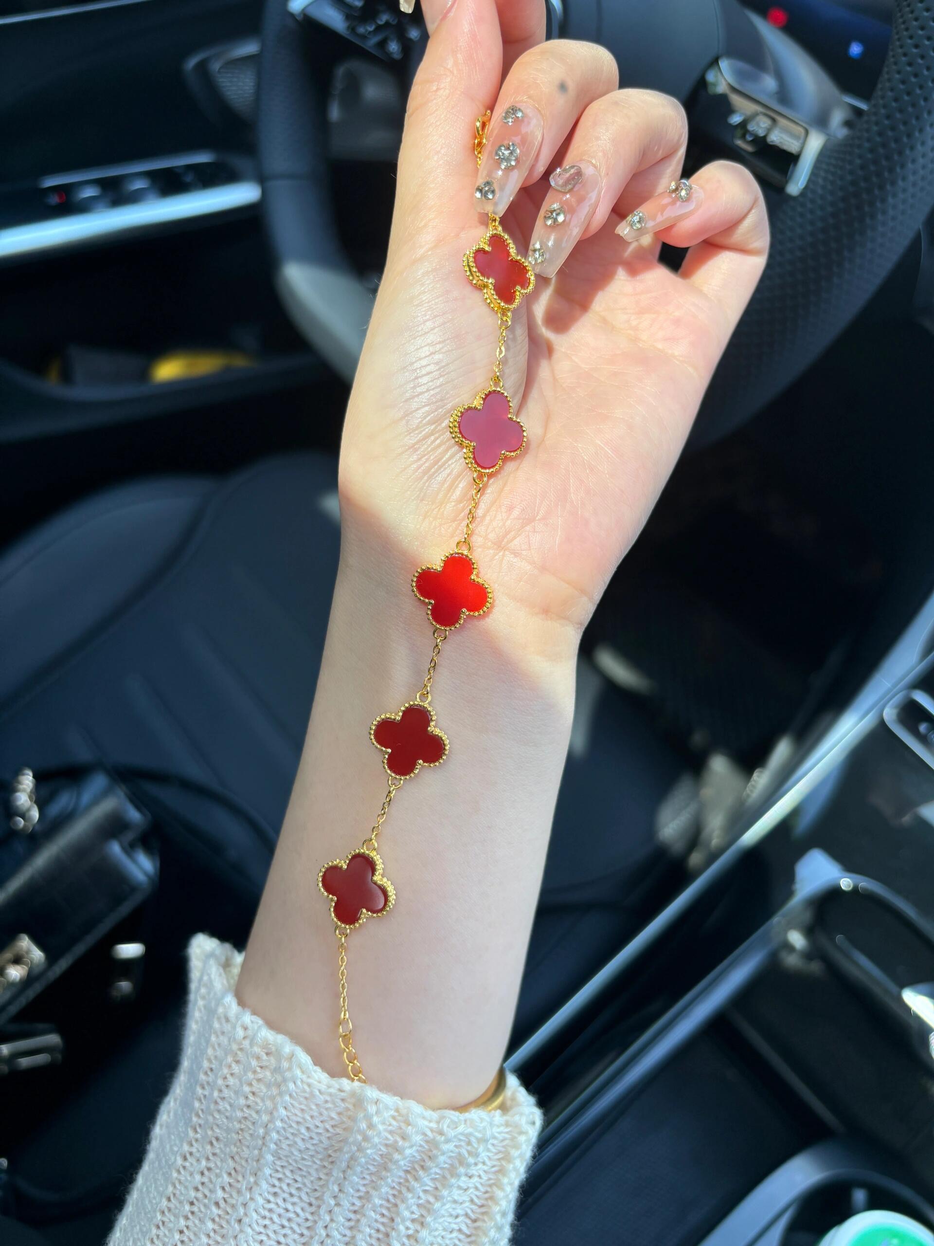 Pulsera Van Cleef Arpels Alhambra de oro amarillo con motivos de trébol rojo cornalina 19cm