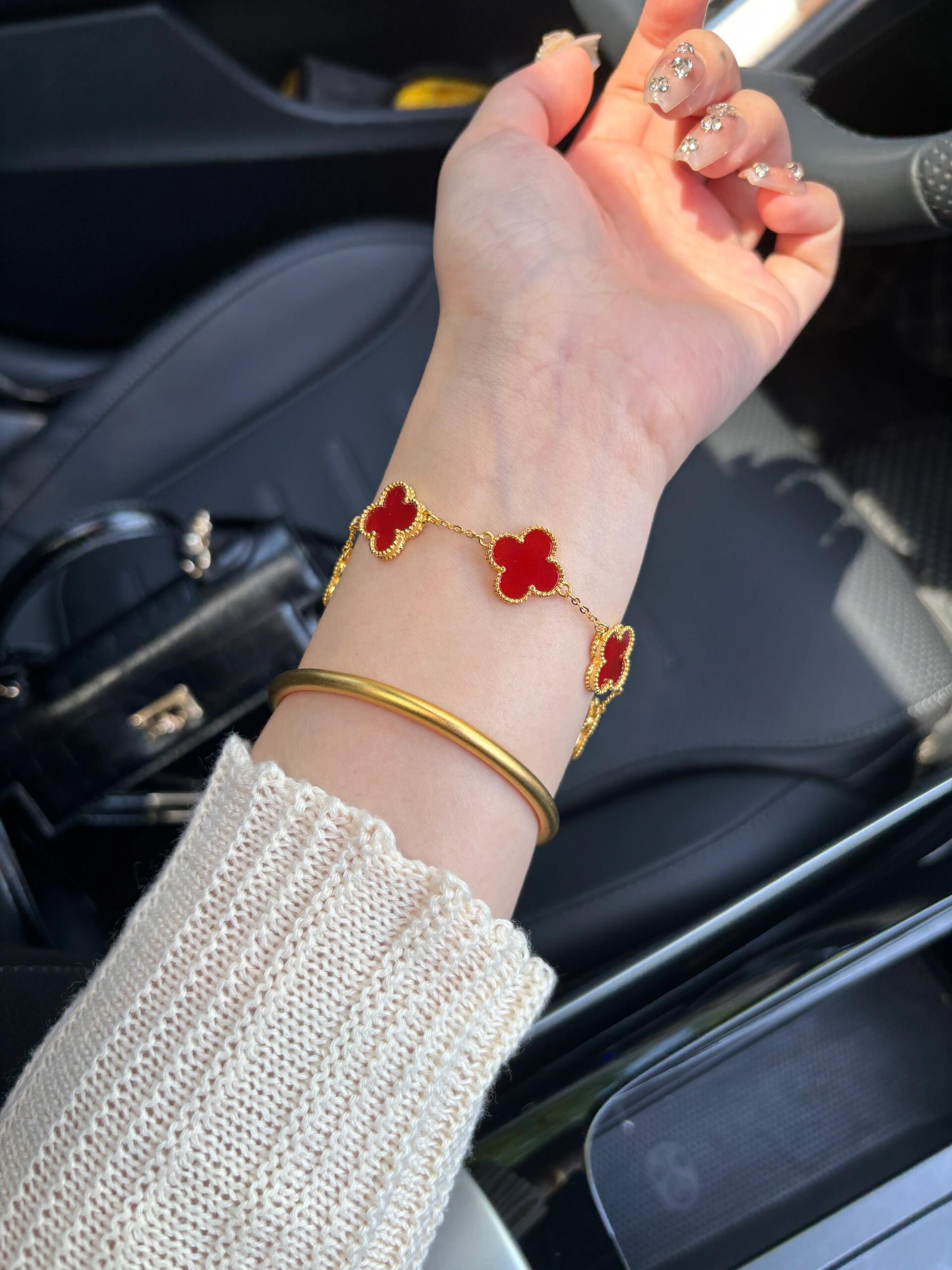 Pulsera Van Cleef Arpels Alhambra de oro amarillo con motivos de trébol rojo cornalina 19cm