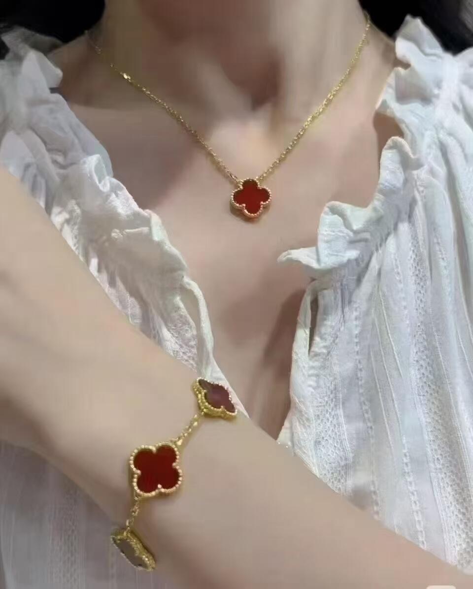 Pulsera Van Cleef Arpels Alhambra de oro amarillo con motivos de trébol rojo cornalina 19cm
