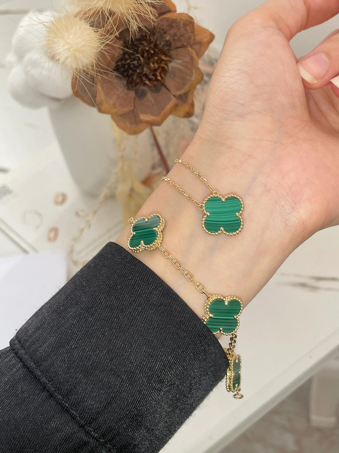 Van Cleef Arpels Alhambra bracelet Yellow gold with green malachite rose gold with green malachite white gold with green malachite 19cm