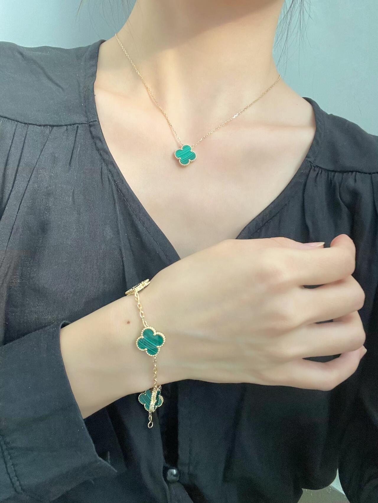 Van Cleef Arpels Vintage Alhambra bracelet Yellow gold with green malachite clover motifs 18cm