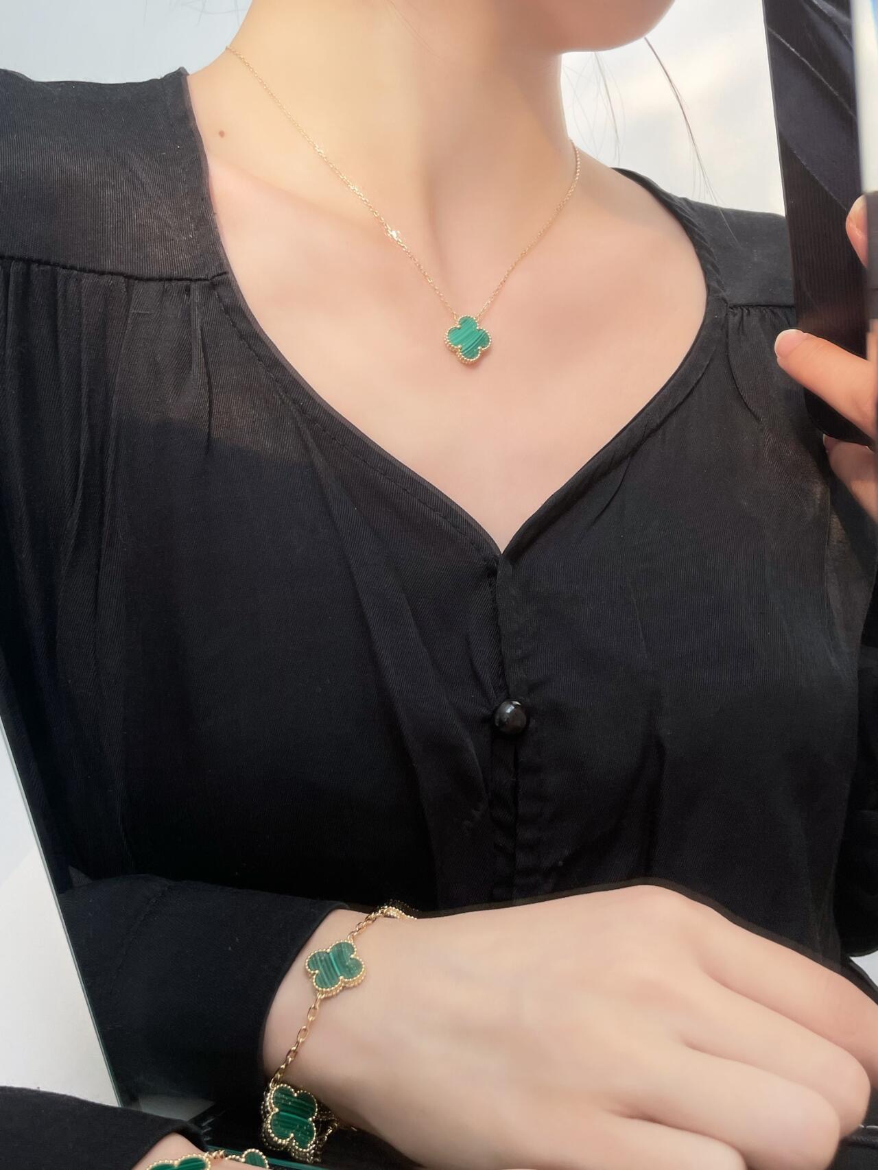 Van Cleef Arpels Alhambra bracelet Yellow gold with green malachite rose gold with green malachite white gold with green malachite 19cm