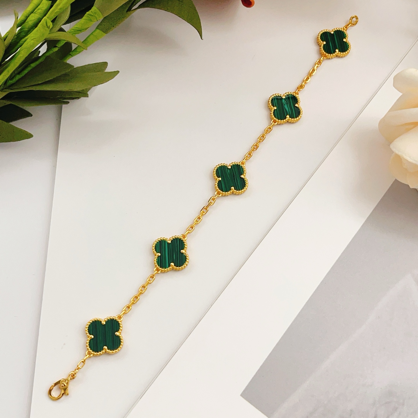 Van Cleef Arpels Vintage Alhambra bracelet Yellow gold with green malachite clover motifs 18cm