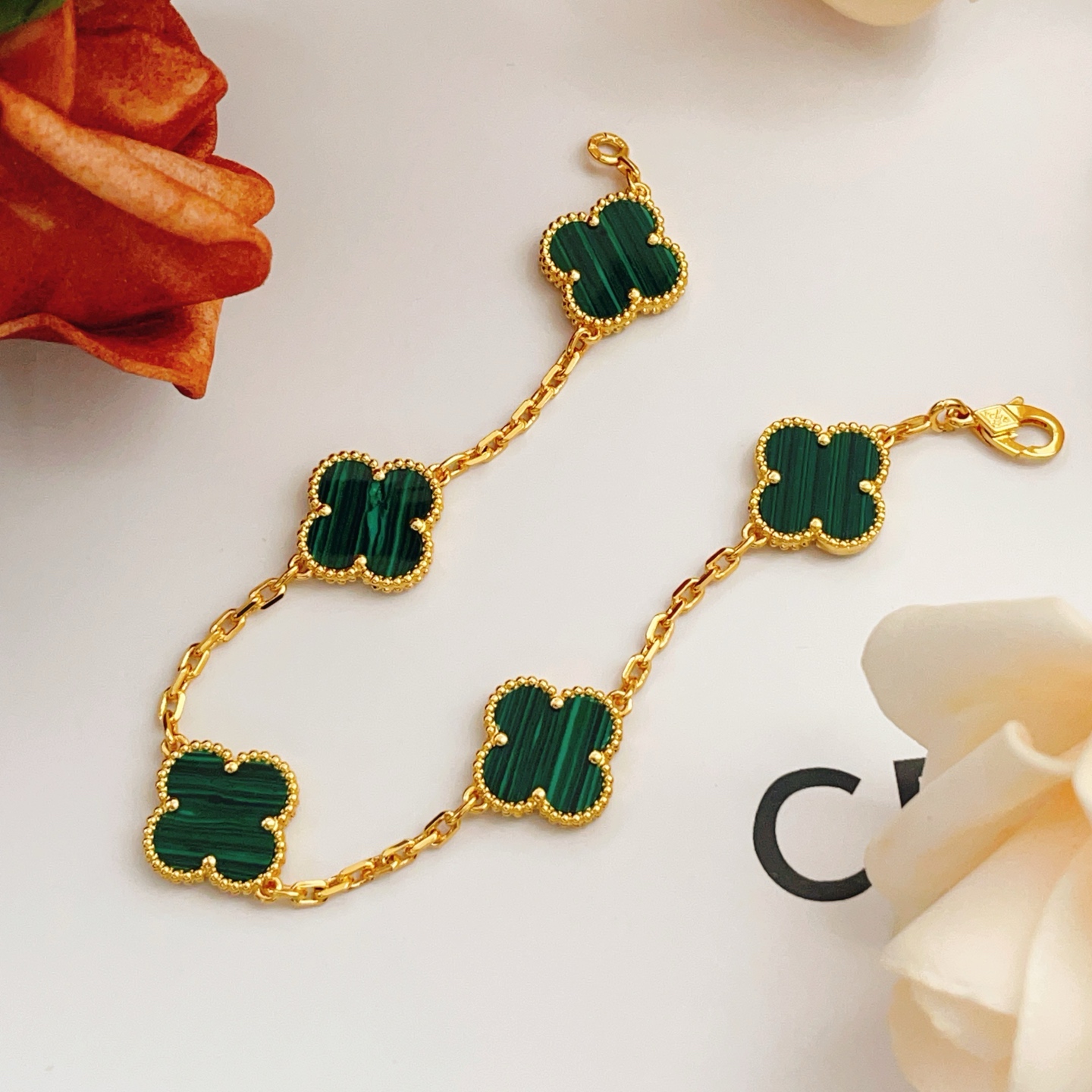 Van Cleef Arpels Vintage Alhambra bracelet Yellow gold with green malachite clover motifs 18cm