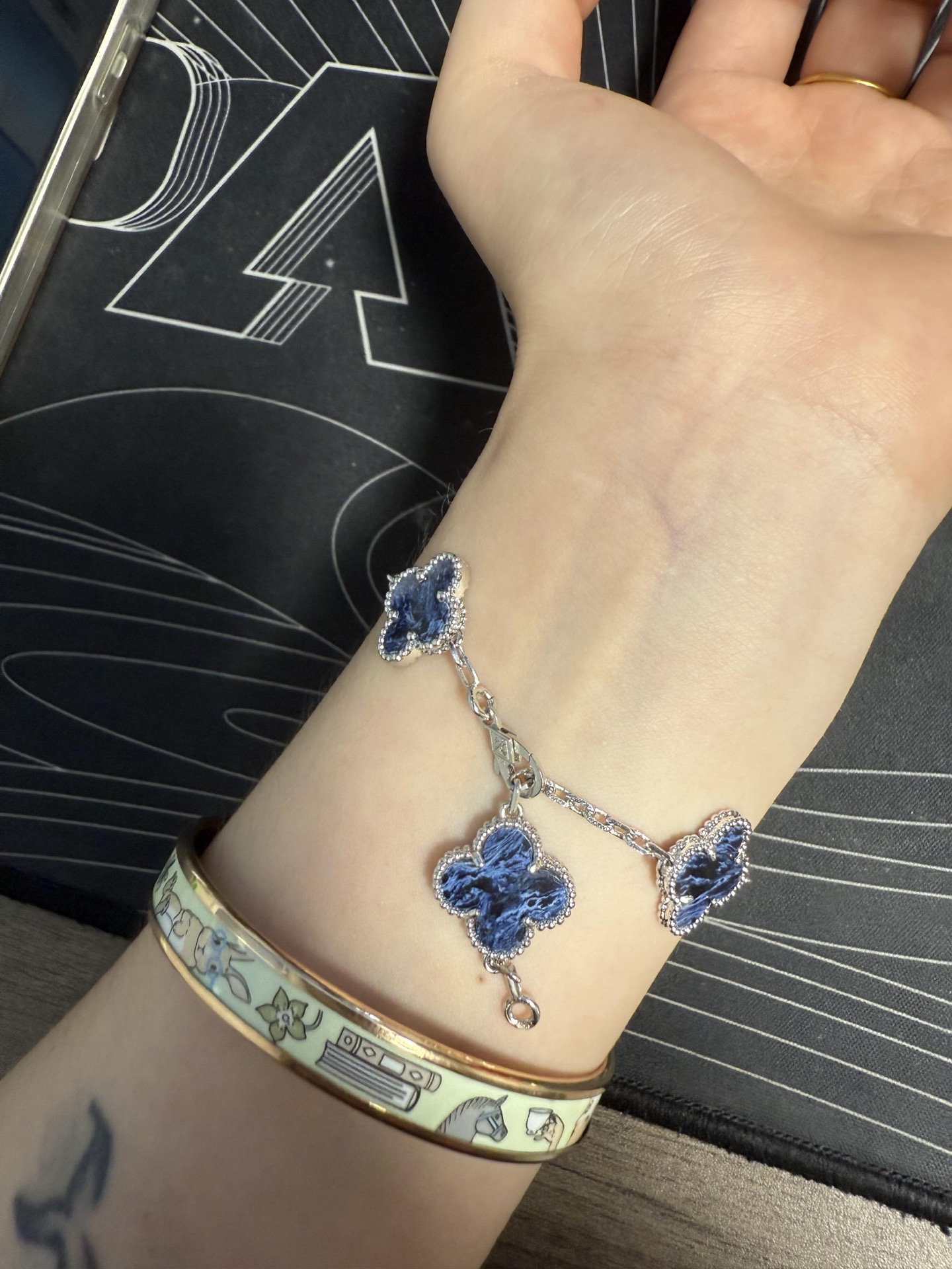 Bracelet Van Cleef Arpels Alhambra Métal argenté avec incrustations de trèfle pietersite bleu foncé 18 cm