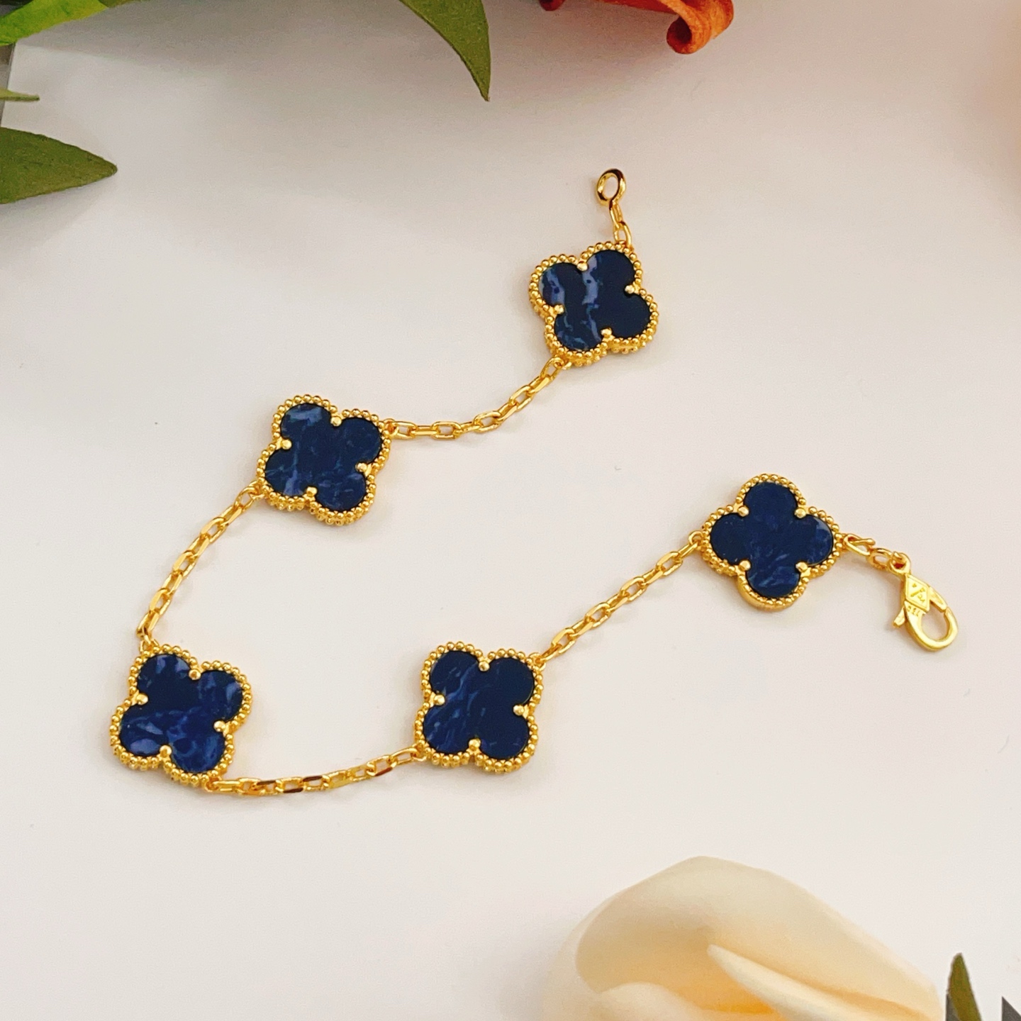 Bracciale Van Cleef Arpels Alhambra Oro giallo con intarsi in pietra pietersite blu scuro 18 cm