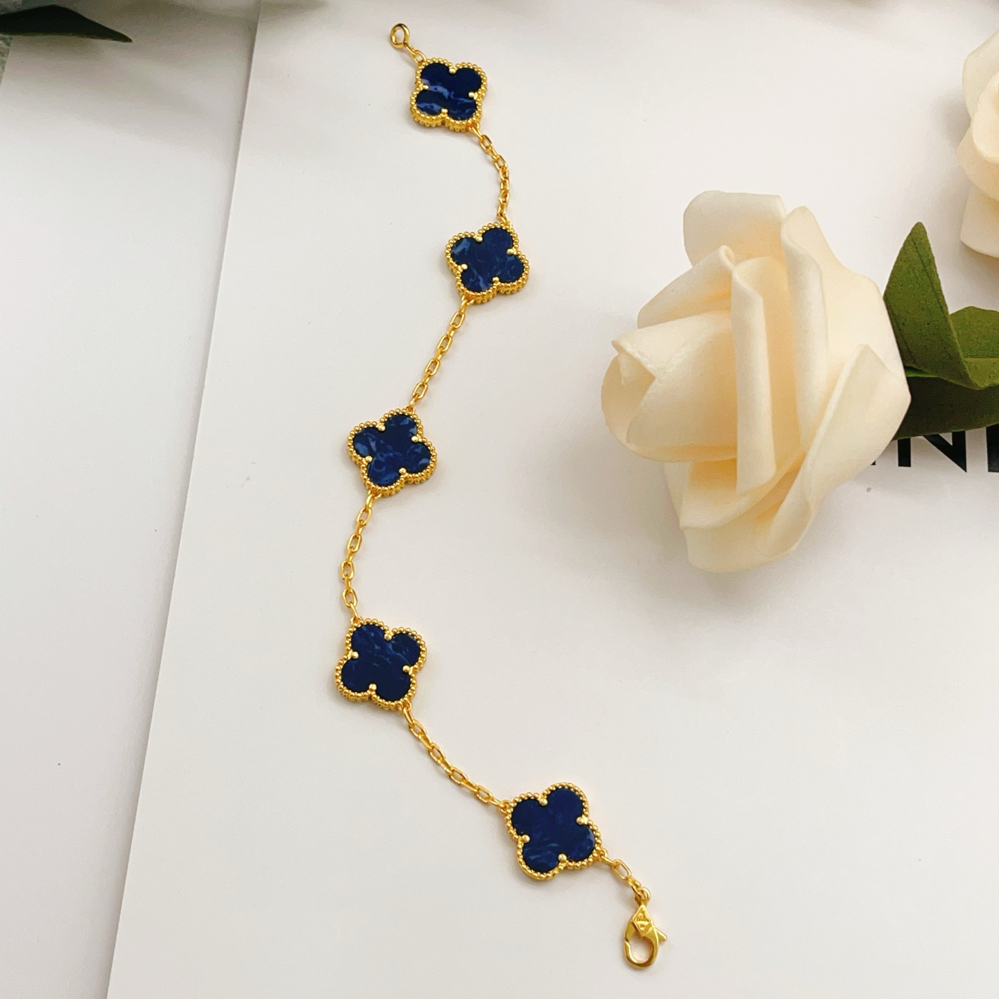 Bracciale Van Cleef Arpels Alhambra Oro giallo con intarsi in pietra pietersite blu scuro 18 cm