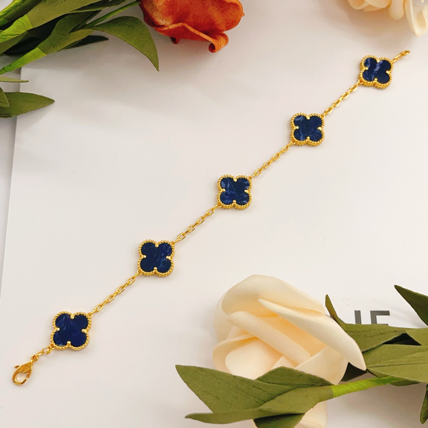 Bracciale Van Cleef Arpels Alhambra Oro giallo con intarsi in pietra pietersite blu scuro 18 cm