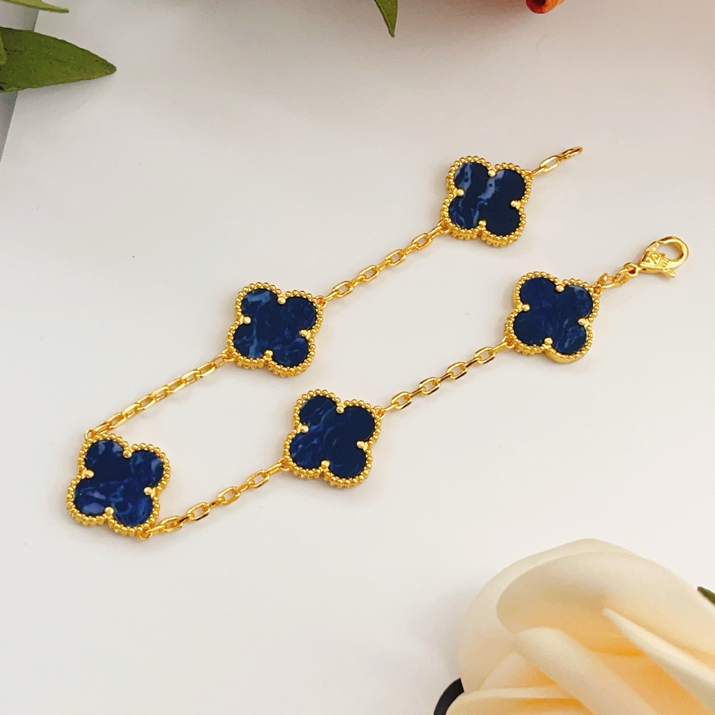 Bracciale Van Cleef Arpels Alhambra Oro giallo con intarsi in pietra pietersite blu scuro 18 cm