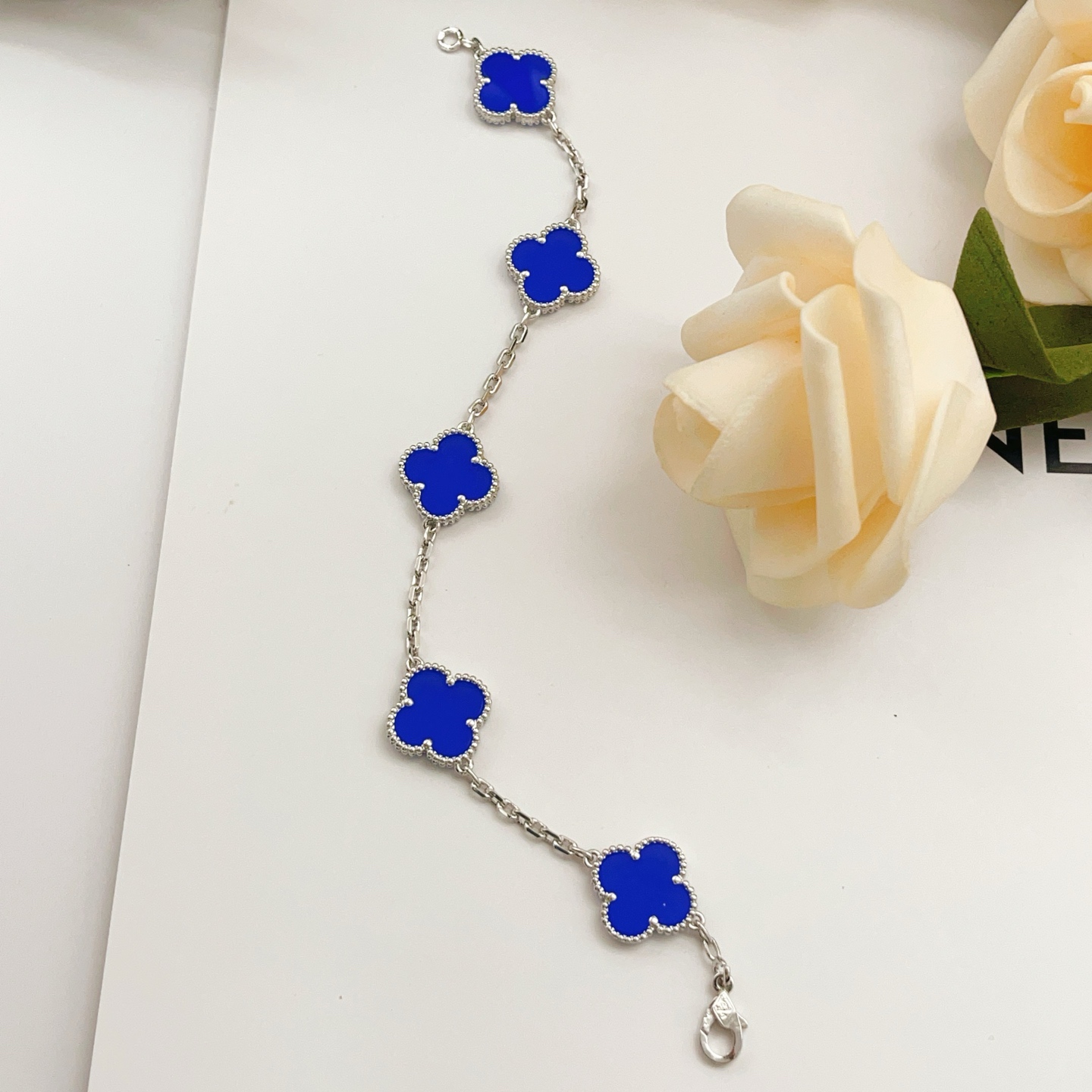 Bracciale Van Cleef Arpels Alhambra Metallo color argento con intarsi di trifoglio blu 19 cm