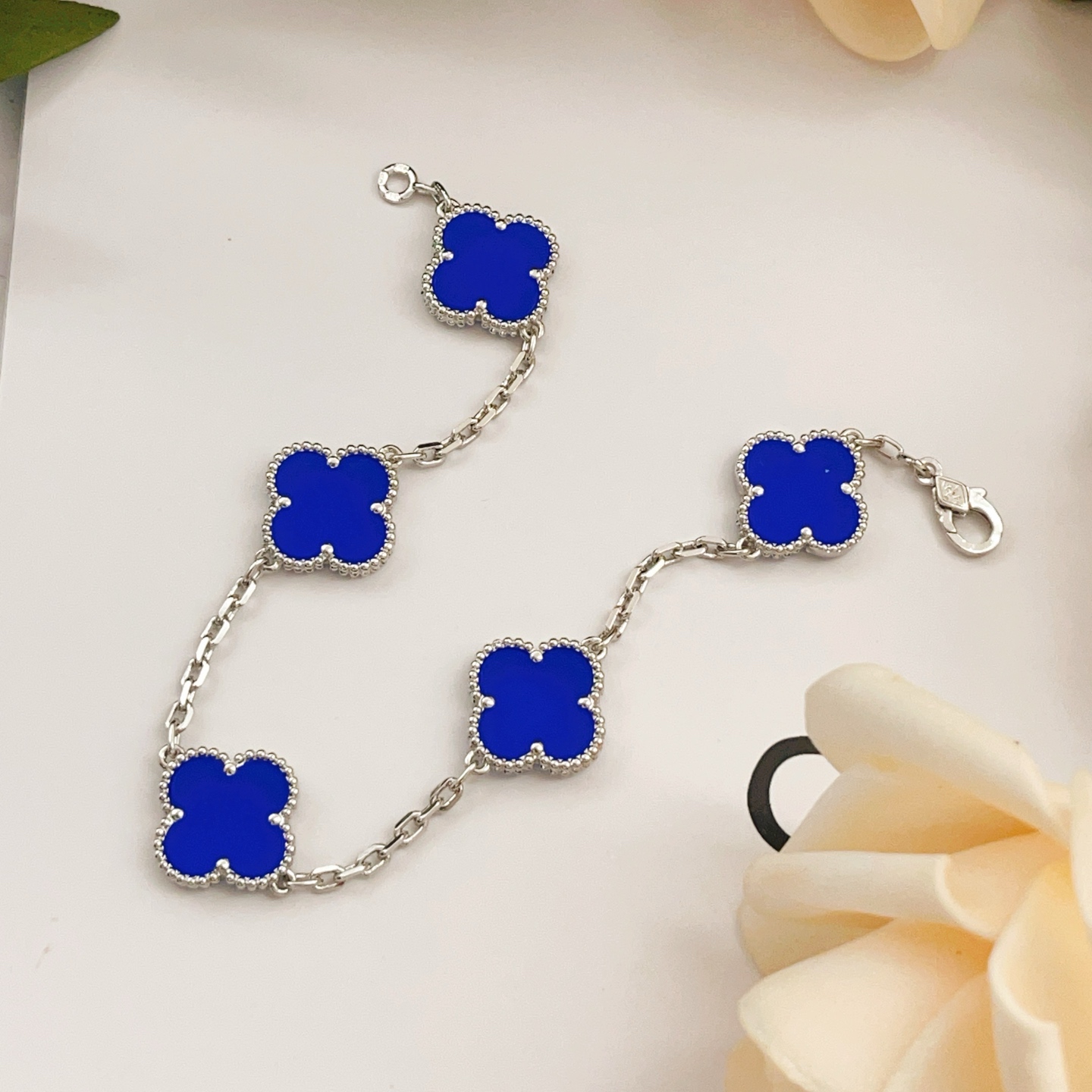 Bracciale Van Cleef Arpels Alhambra Metallo color argento con intarsi di trifoglio blu 19 cm