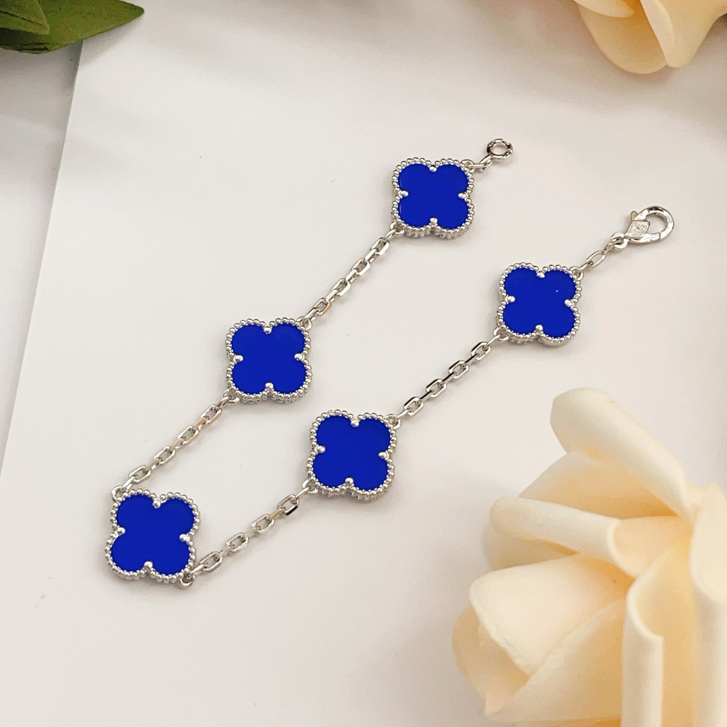 Bracciale Van Cleef Arpels Alhambra Metallo color argento con intarsi di trifoglio blu 19 cm
