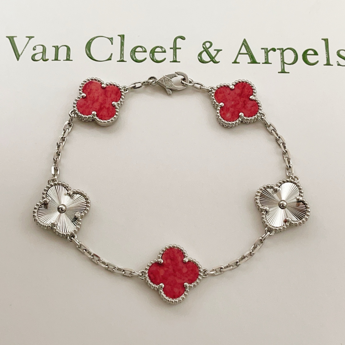 Bracciale Van Cleef Arpels Vintage Alhambra Metallo color argento con intarsi in pietra rossa e motivi guilloché a trifoglio argentato 18 cm