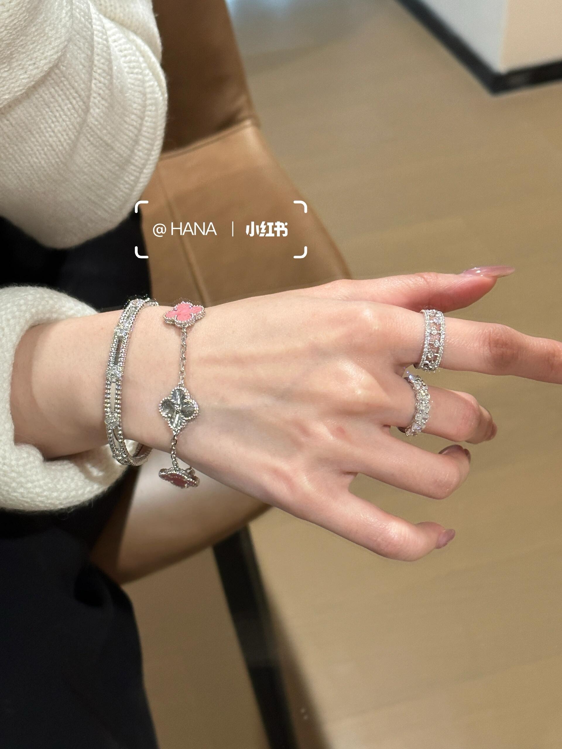 Van Cleef Arpels Alhambra Vintage five motif bracelet bracelet Silver-toned metal with pink rhodonite and silver guilloche clover motifs gold-toned metal with pink rhodonite and gold guilloche clover motifs rose gold-toned metal with pink rhodonite and rose gold guilloche clover motifs 19cm