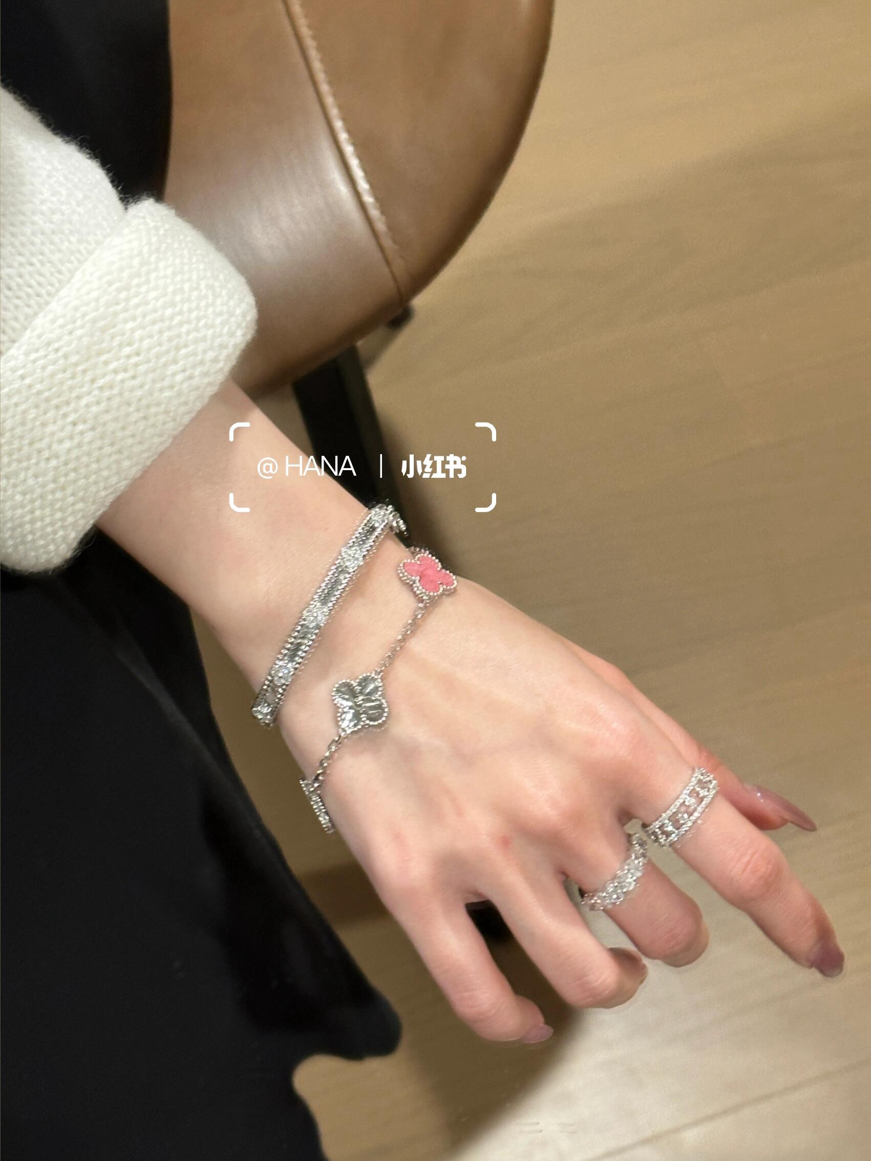 Van Cleef Arpels Alhambra Vintage five motif bracelet bracelet Silver-toned metal with pink rhodonite and silver guilloche clover motifs gold-toned metal with pink rhodonite and gold guilloche clover motifs rose gold-toned metal with pink rhodonite and rose gold guilloche clover motifs 19cm