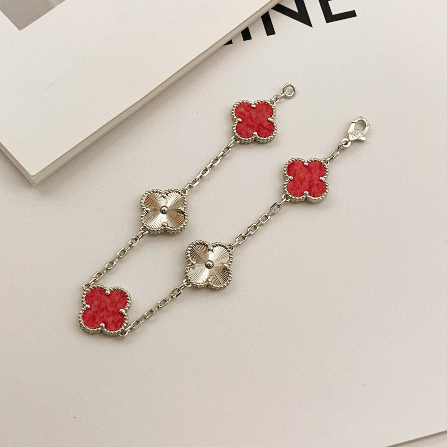 Bracciale Van Cleef Arpels Vintage Alhambra Metallo color argento con intarsi in pietra rossa e motivi guilloché a trifoglio argentato 18 cm