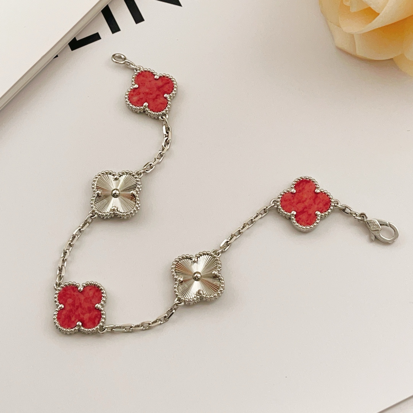 Bracciale Van Cleef Arpels Vintage Alhambra Metallo color argento con intarsi in pietra rossa e motivi guilloché a trifoglio argentato 18 cm