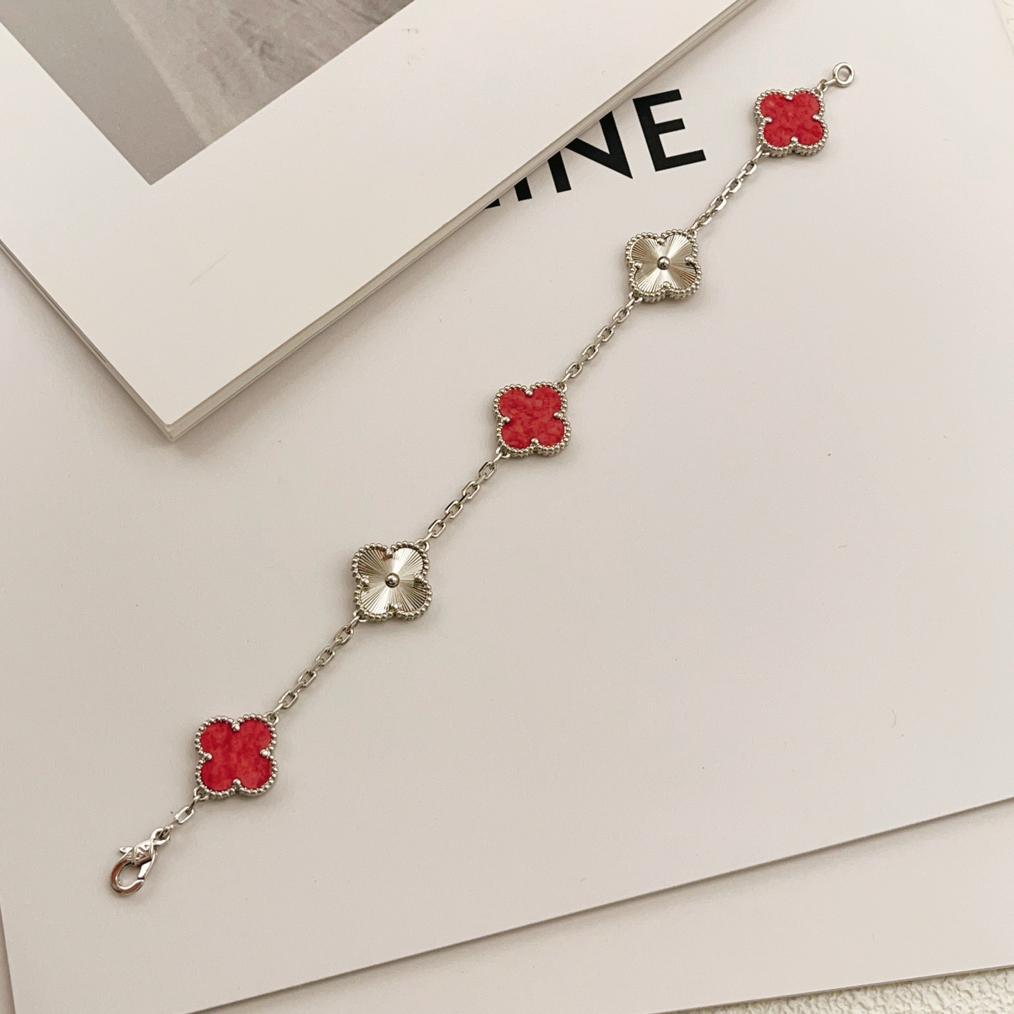 Bracciale Van Cleef Arpels Vintage Alhambra Metallo color argento con intarsi in pietra rossa e motivi guilloché a trifoglio argentato 18 cm