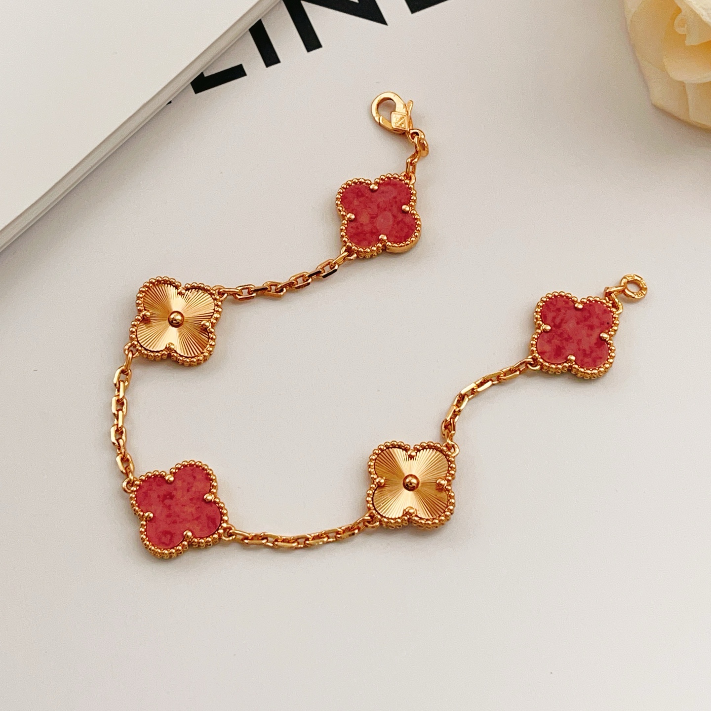 Pulseira Van Cleef Arpels Vintage Alhambra em ouro rosa 18k com pedra vermelha e motivos guilhochés de trevo em ouro rosa 18 cm