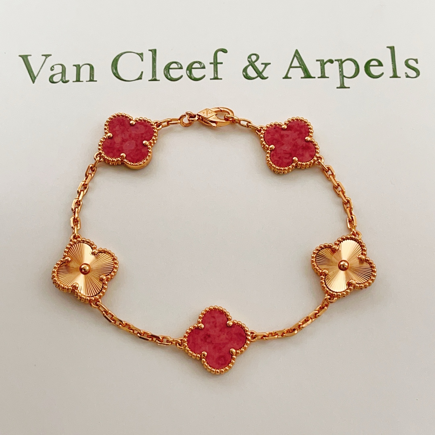 Pulseira Van Cleef Arpels Vintage Alhambra em ouro rosa 18k com pedra vermelha e motivos guilhochés de trevo em ouro rosa 18 cm