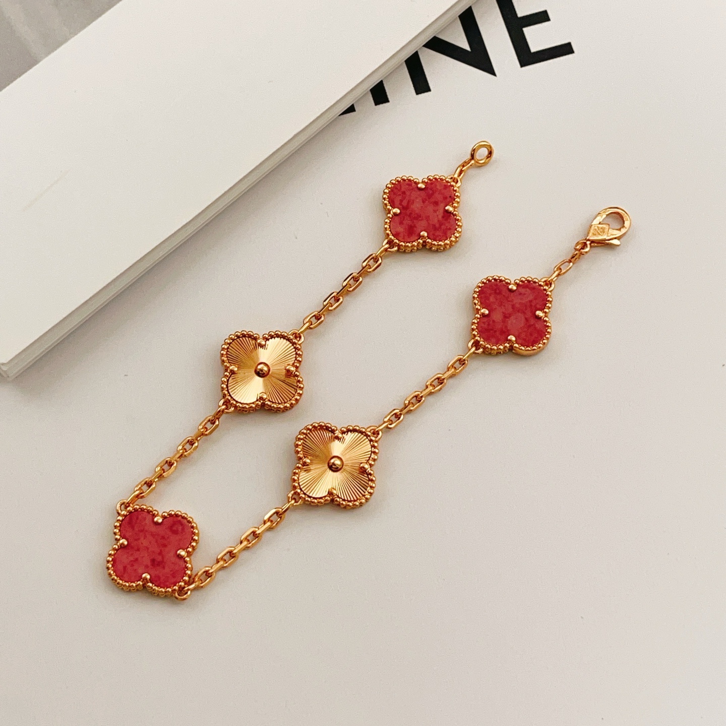Pulseira Van Cleef Arpels Vintage Alhambra em ouro rosa 18k com pedra vermelha e motivos guilhochés de trevo em ouro rosa 18 cm