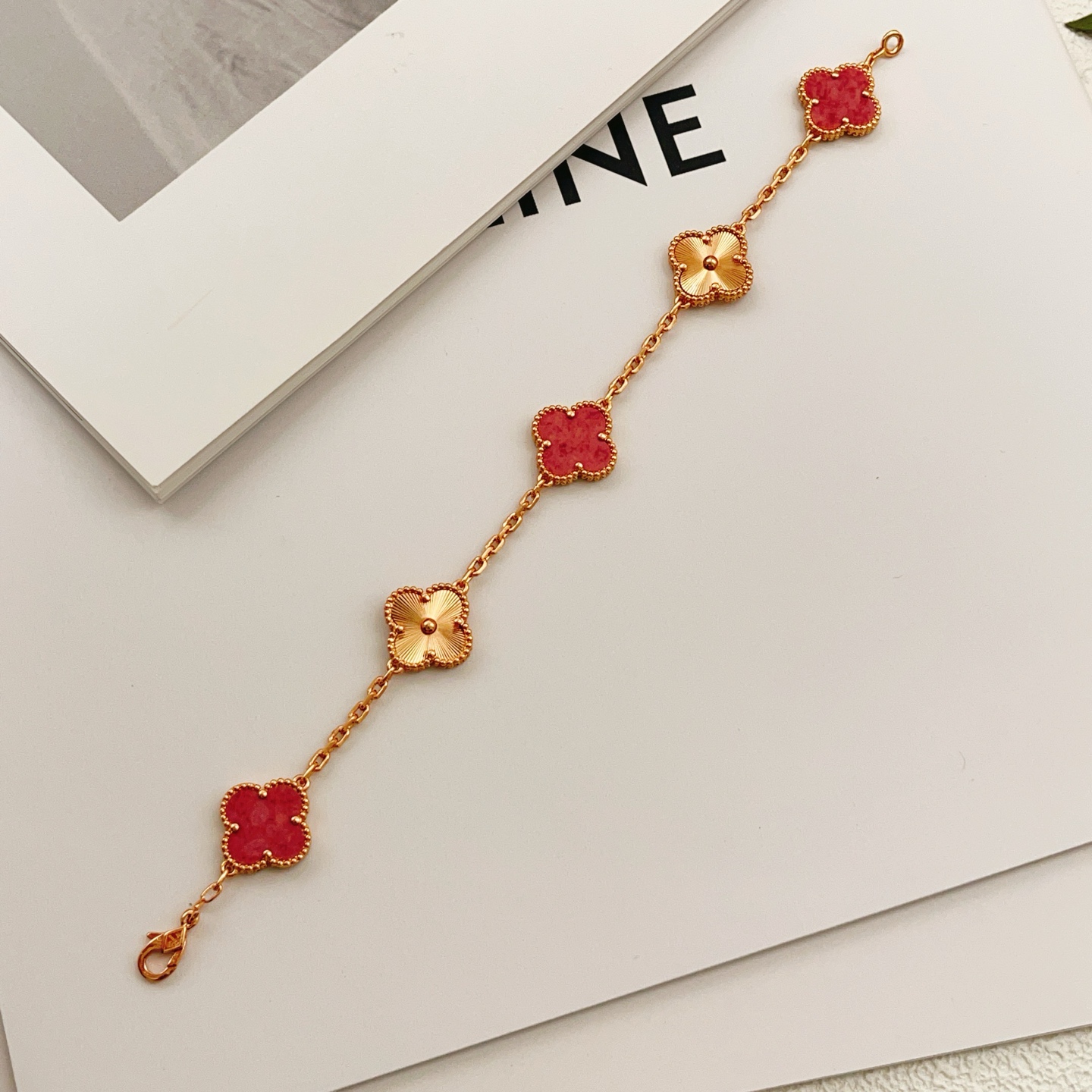 Pulseira Van Cleef Arpels Vintage Alhambra em ouro rosa 18k com pedra vermelha e motivos guilhochés de trevo em ouro rosa 18 cm