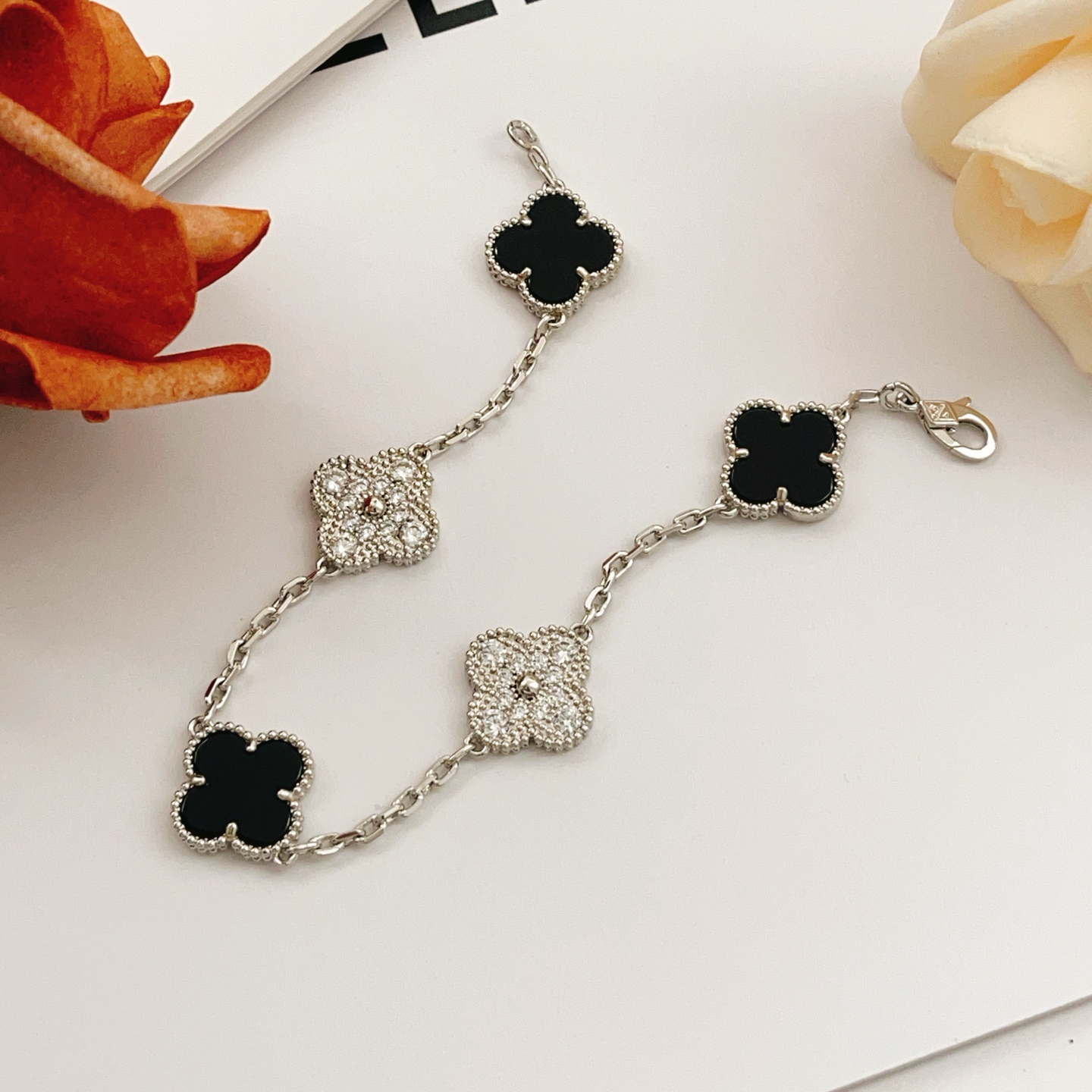Pulseira Van Cleef Arpels Alhambra Metal em ouro branco prateado com ônix preto e detalhes em diamante transparente de 19 cm