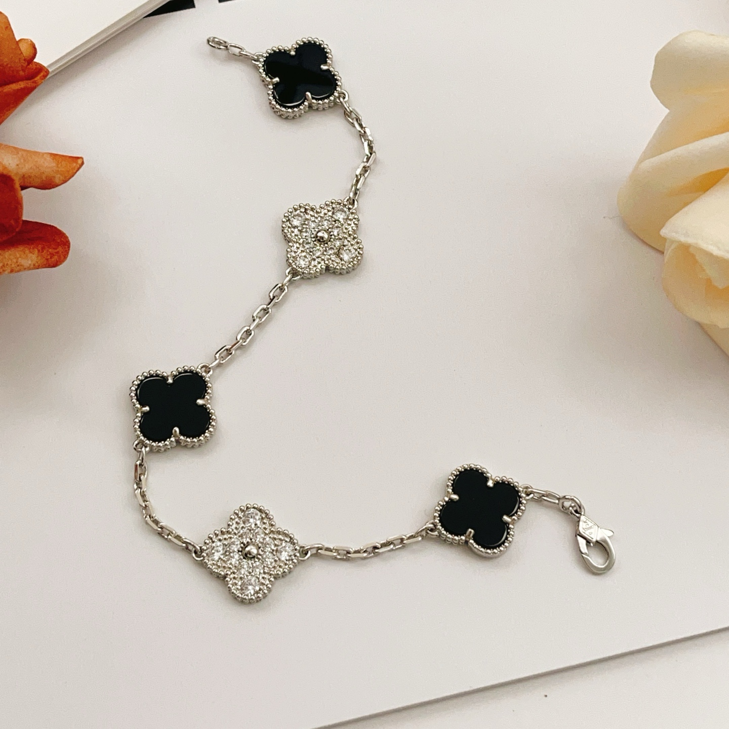 Pulseira Van Cleef Arpels Alhambra Metal em ouro branco prateado com ônix preto e detalhes em diamante transparente de 19 cm