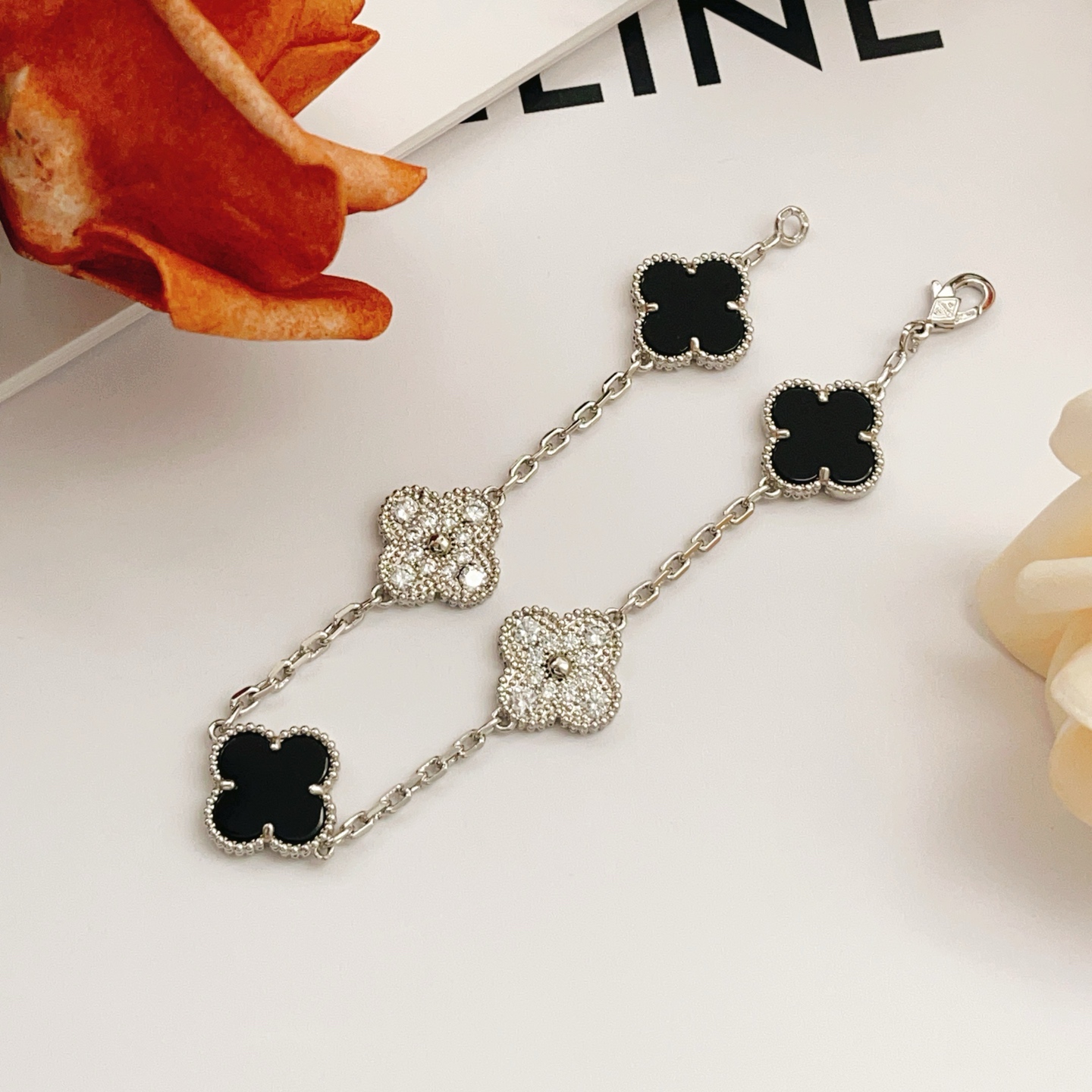 Pulseira Van Cleef Arpels Alhambra Metal em ouro branco prateado com ônix preto e detalhes em diamante transparente de 19 cm
