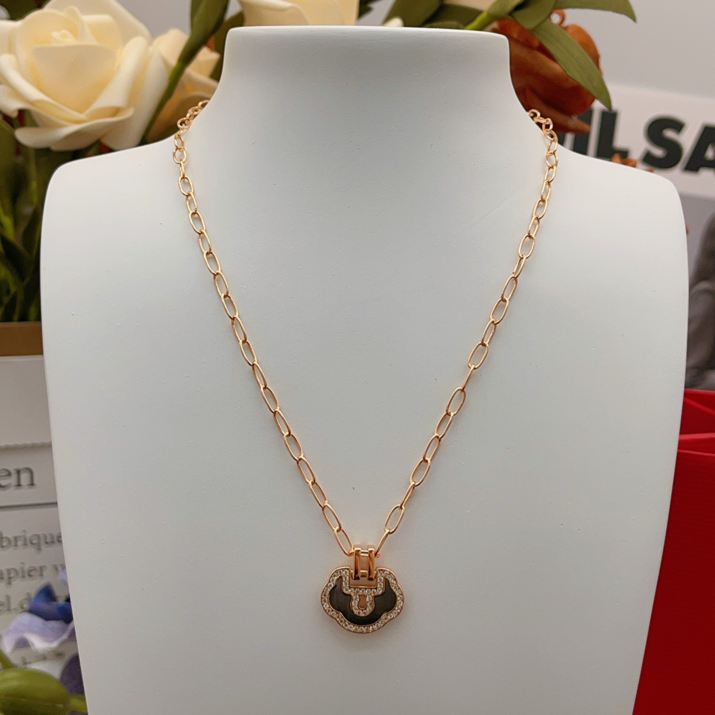 Qeelin Yu Yi necklace 18k rose gold mother-of-pearl diamond 42cm