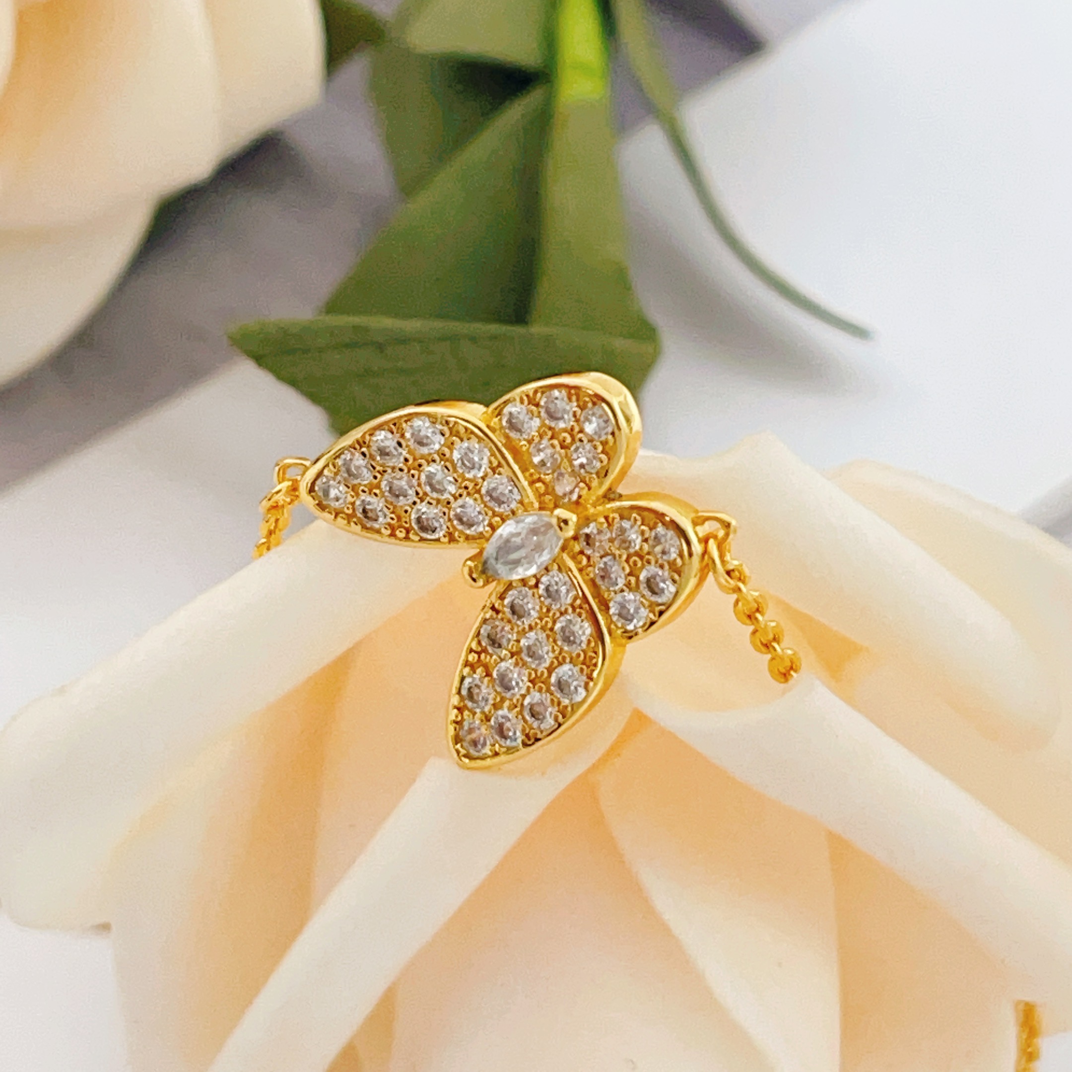 Van Cleef Arpels Two Butterfly bracelet yellow gold with clear diamonds 17cm