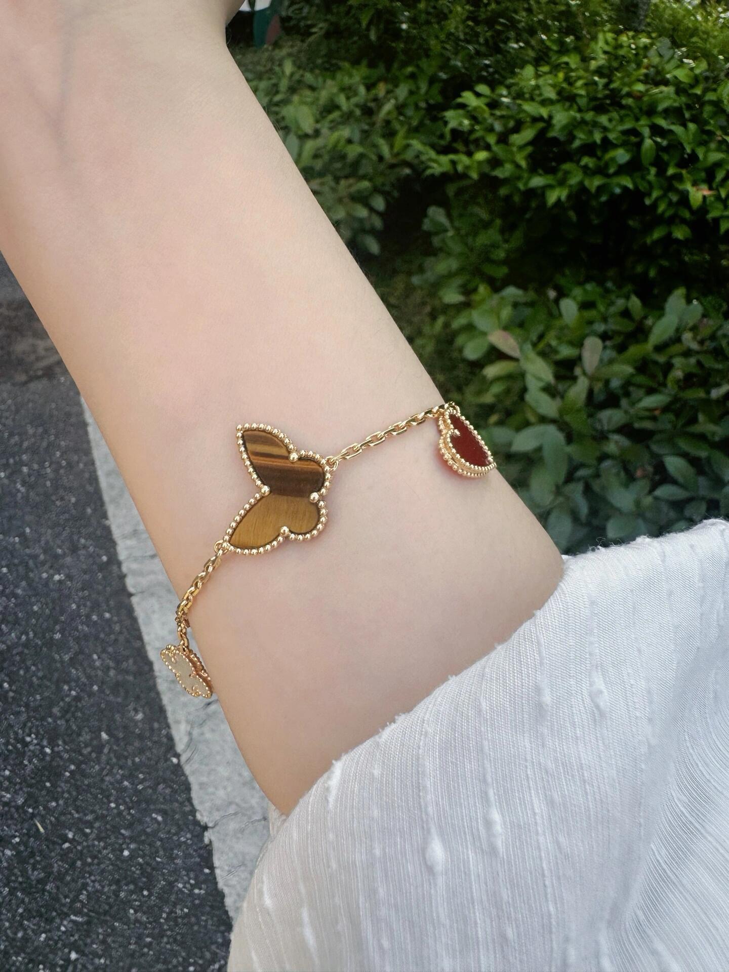 Van Cleef Arpels Bracelet Lucky Alhambra Or jaune avec cornaline rouge vert malachite marron oeil de tigre nacre blanche 19cm