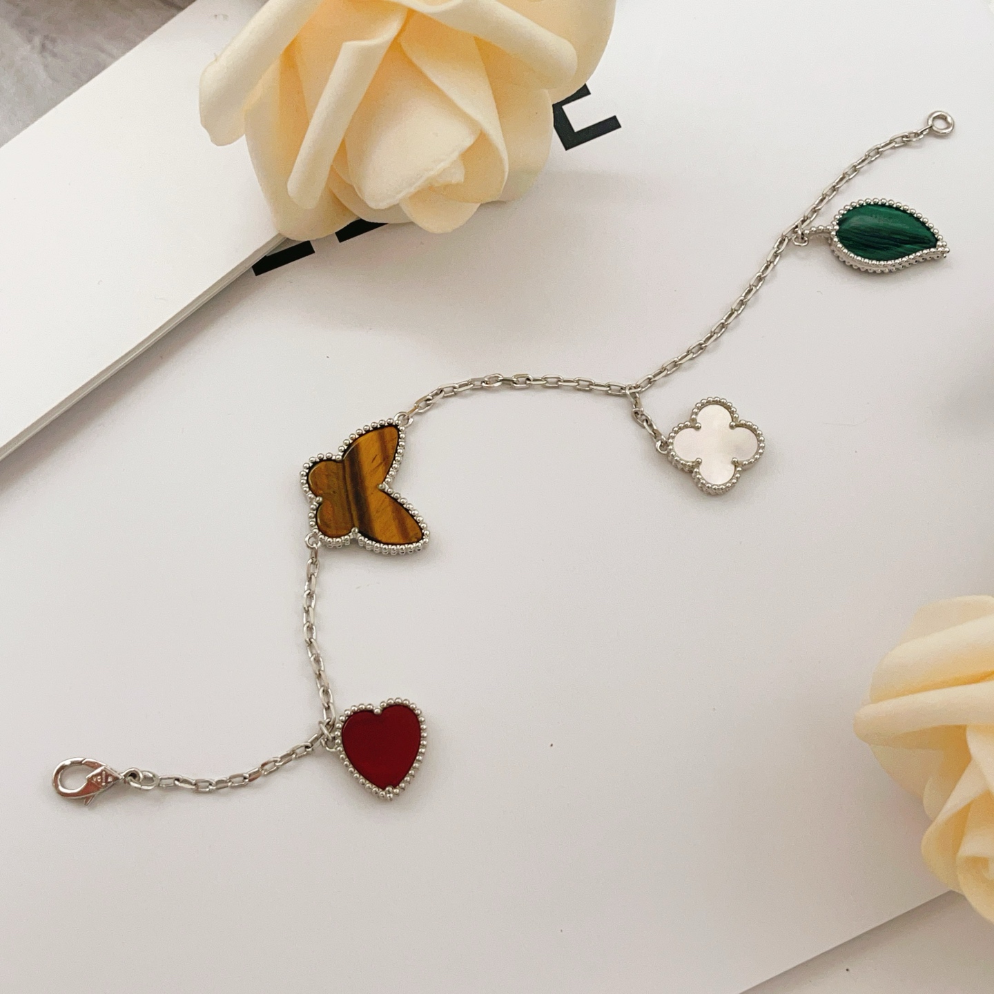 Bracciale Van Cleef Arpels Lucky Alhambra Metallo argentato con corniola rossa, verde malachite, occhio di tigre marrone e madreperla bianca 19 cm