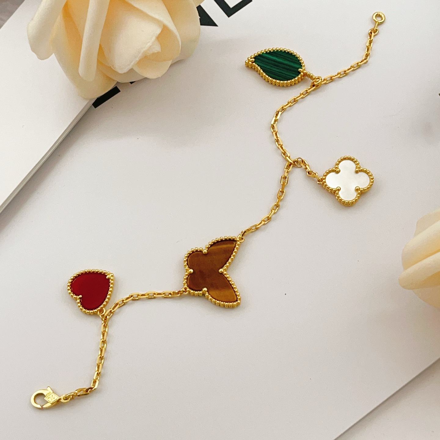 Van Cleef Arpels Bracelet Lucky Alhambra Or jaune avec cornaline rouge vert malachite marron oeil de tigre nacre blanche 19cm