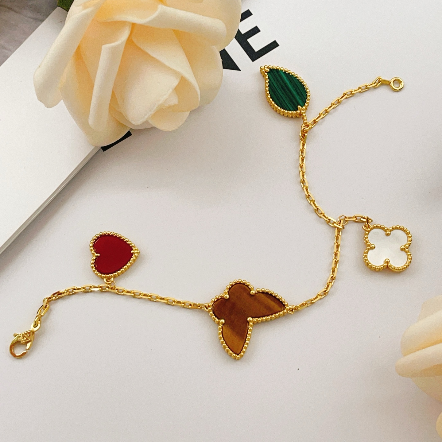 Van Cleef Arpels Bracelet Lucky Alhambra Or jaune avec cornaline rouge vert malachite marron oeil de tigre nacre blanche 19cm