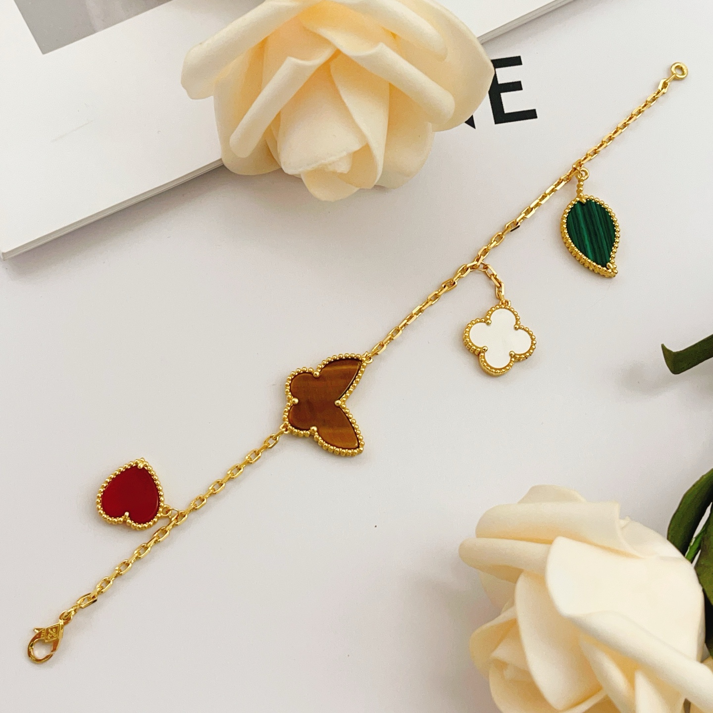 Van Cleef Arpels Bracelet Lucky Alhambra Or jaune avec cornaline rouge vert malachite marron oeil de tigre nacre blanche 19cm