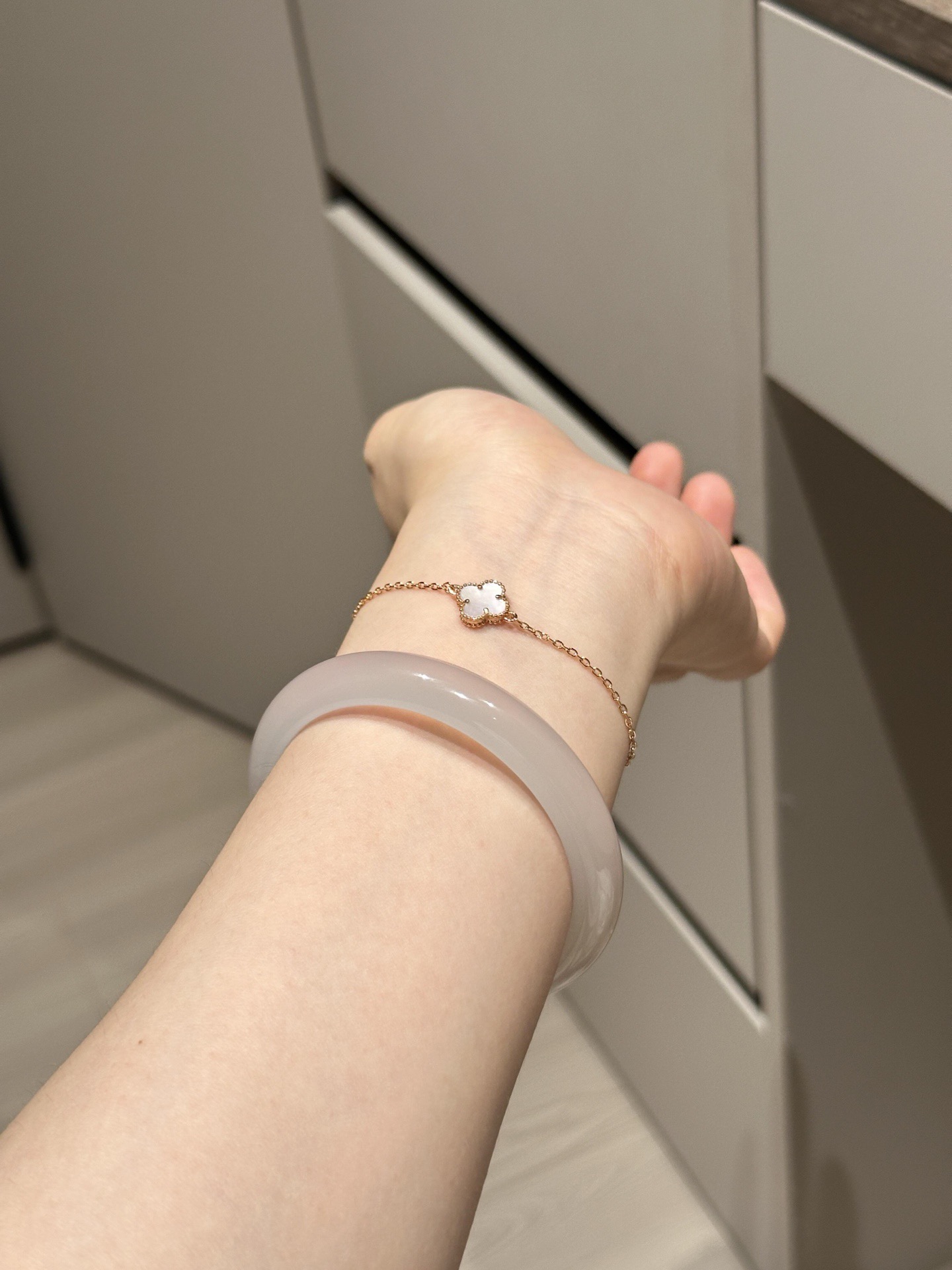 Van Cleef Arpels Bracelet Sweet Alhambra Métal doré blanc argenté avec motif trèfle en nacre blanche 17 cm