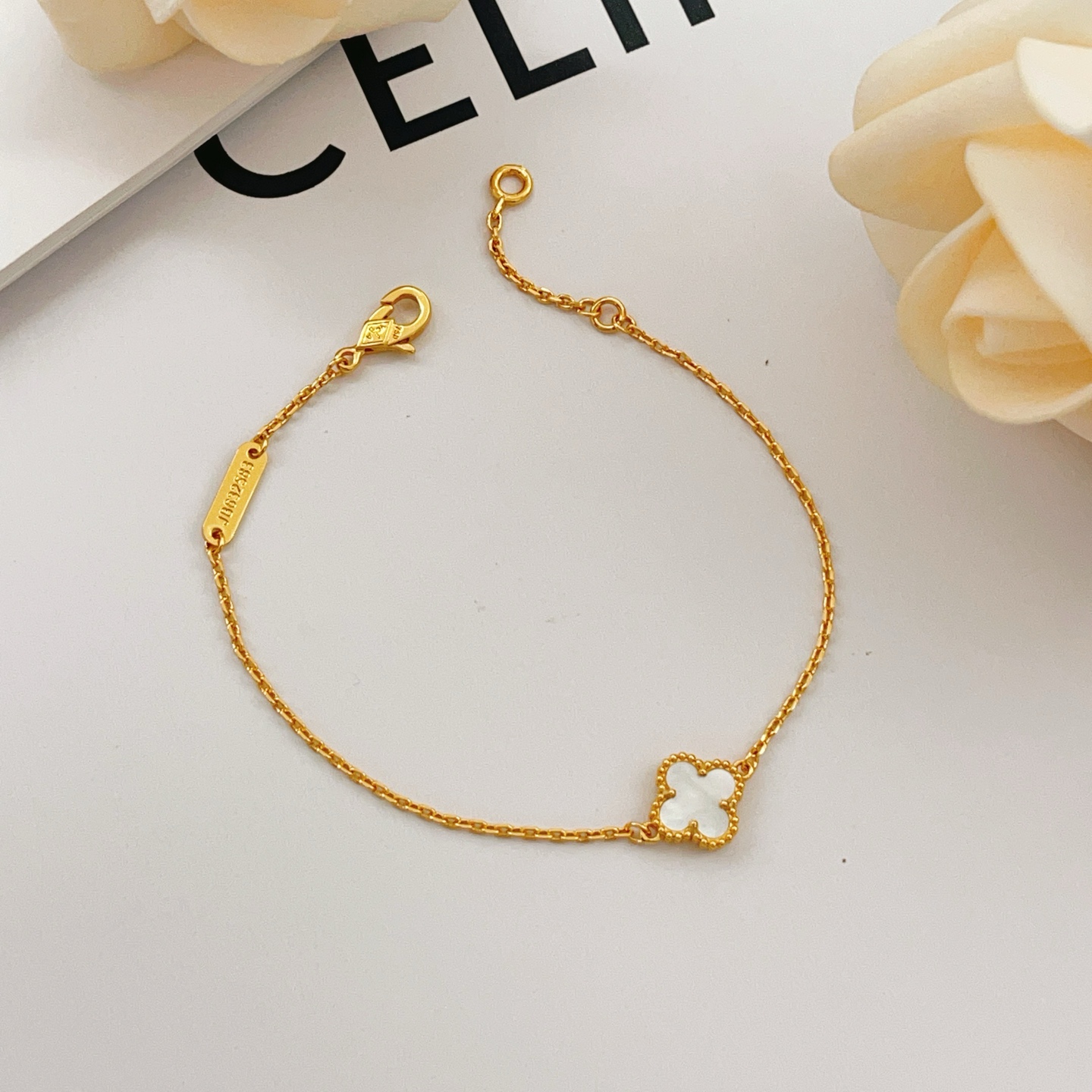 Pulseira Van Cleef Arpels Sweet Alhambra Ouro amarelo com madrepérola branca 17 cm
