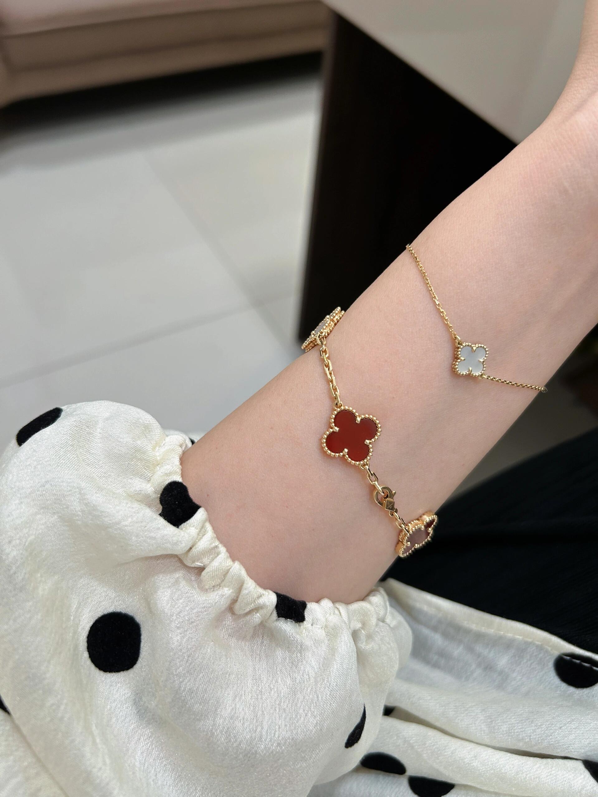 Pulseira Van Cleef Arpels Sweet Alhambra Ouro amarelo com madrepérola branca 17 cm