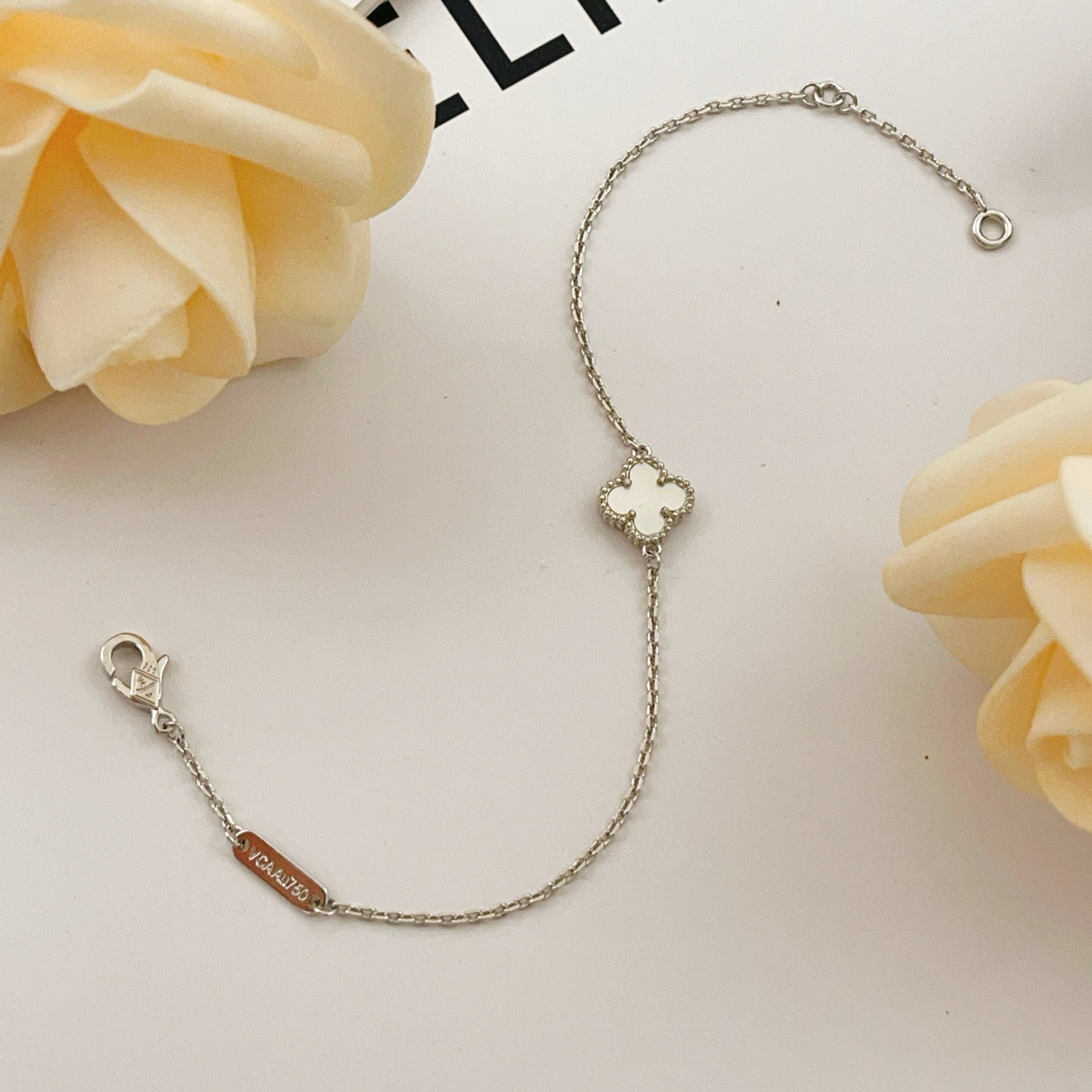 Van Cleef Arpels Bracelet Sweet Alhambra Métal doré blanc argenté avec motif trèfle en nacre blanche 17 cm