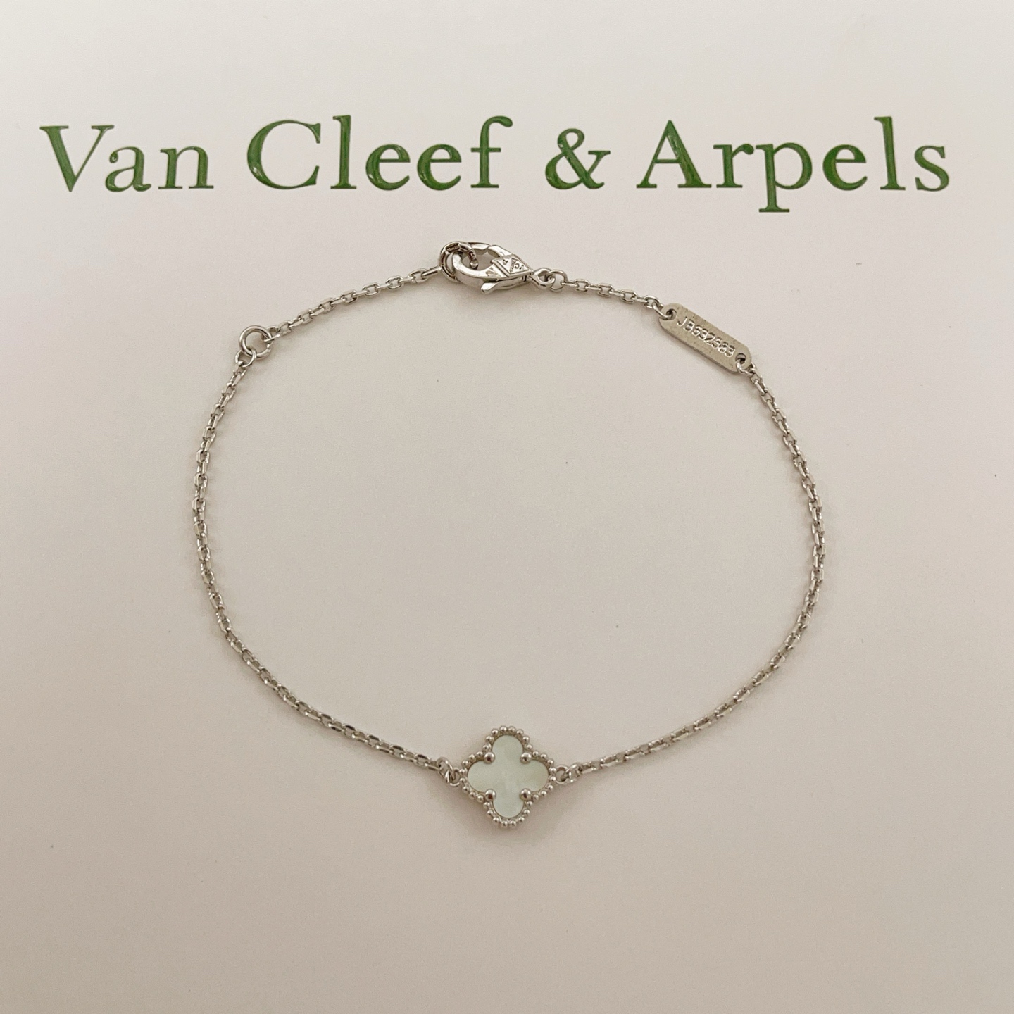 Van Cleef Arpels Bracelet Sweet Alhambra Métal doré blanc argenté avec motif trèfle en nacre blanche 17 cm