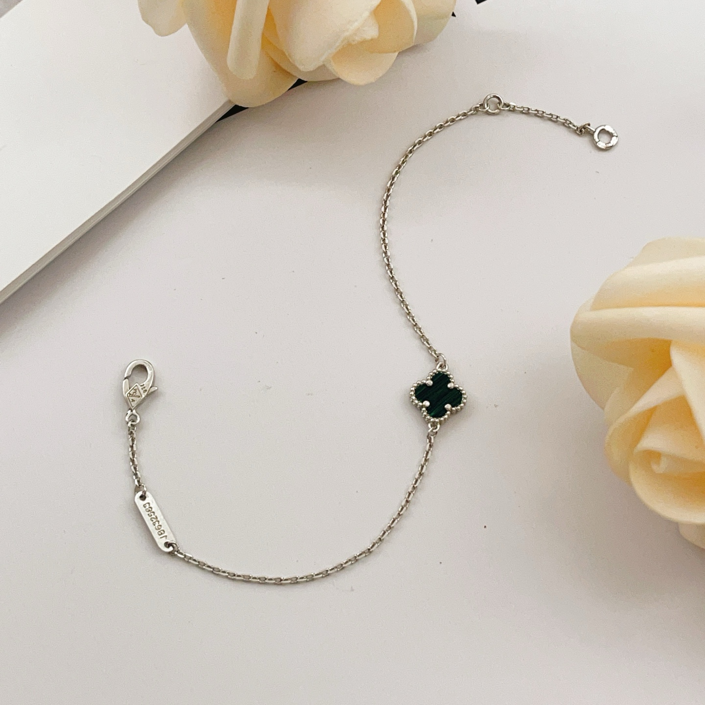Bracciale Van Cleef Arpels Sweet Alhambra Oro bianco malachite verde 17 cm